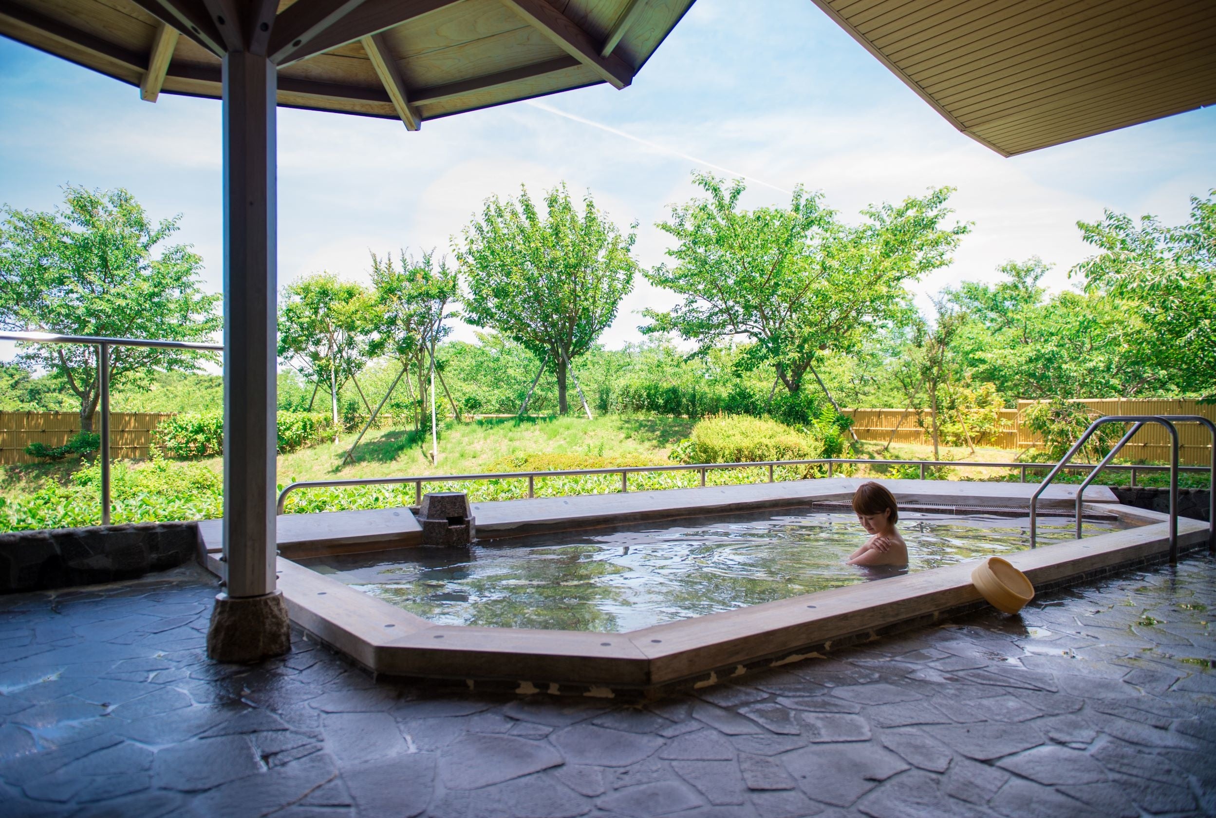 潮騒が耳元で聴こえ、ゆったりとくつろげる庭園露天風呂