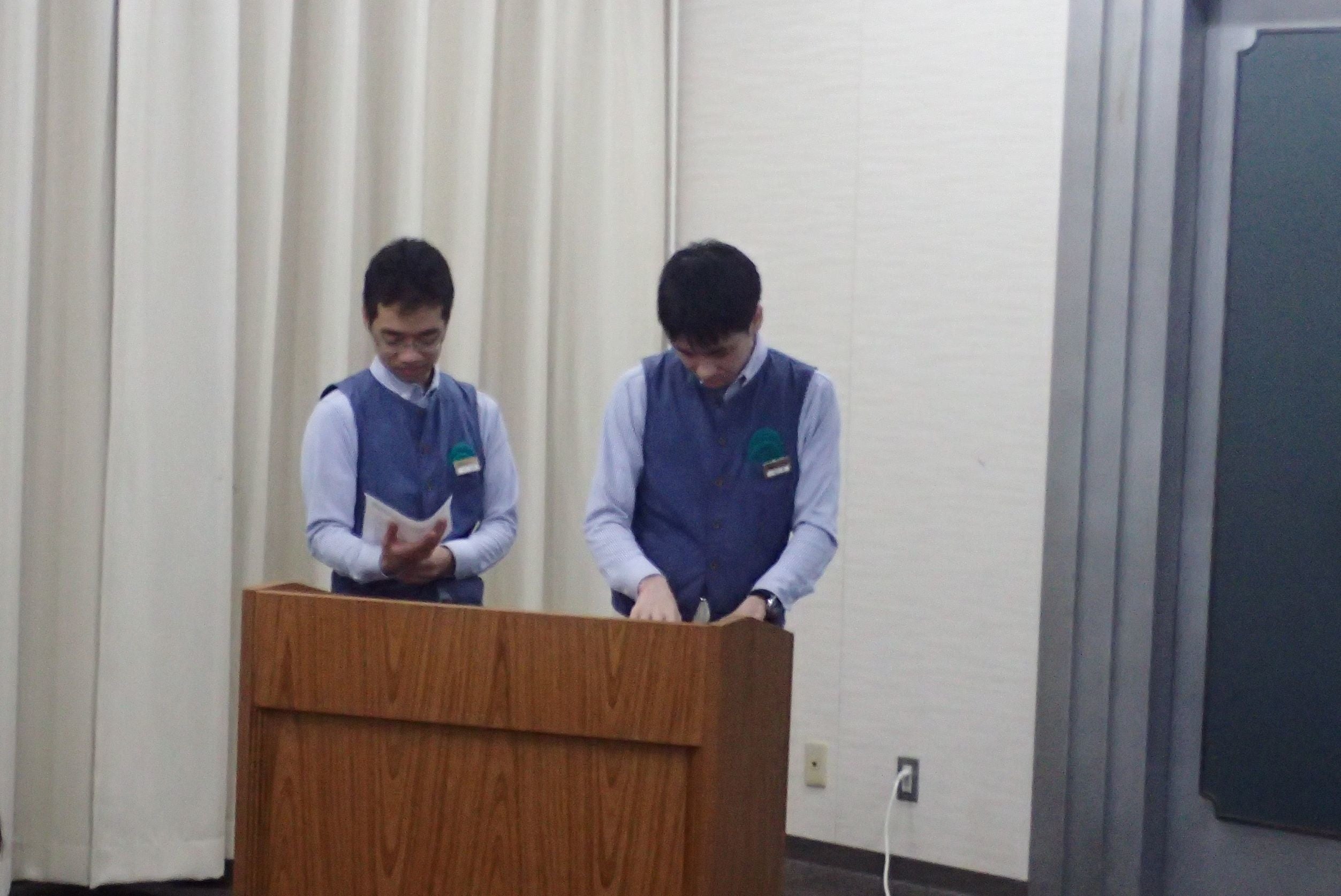 学生とスタッフが打合せを重ね、商品内容やイベントの企画を考えています