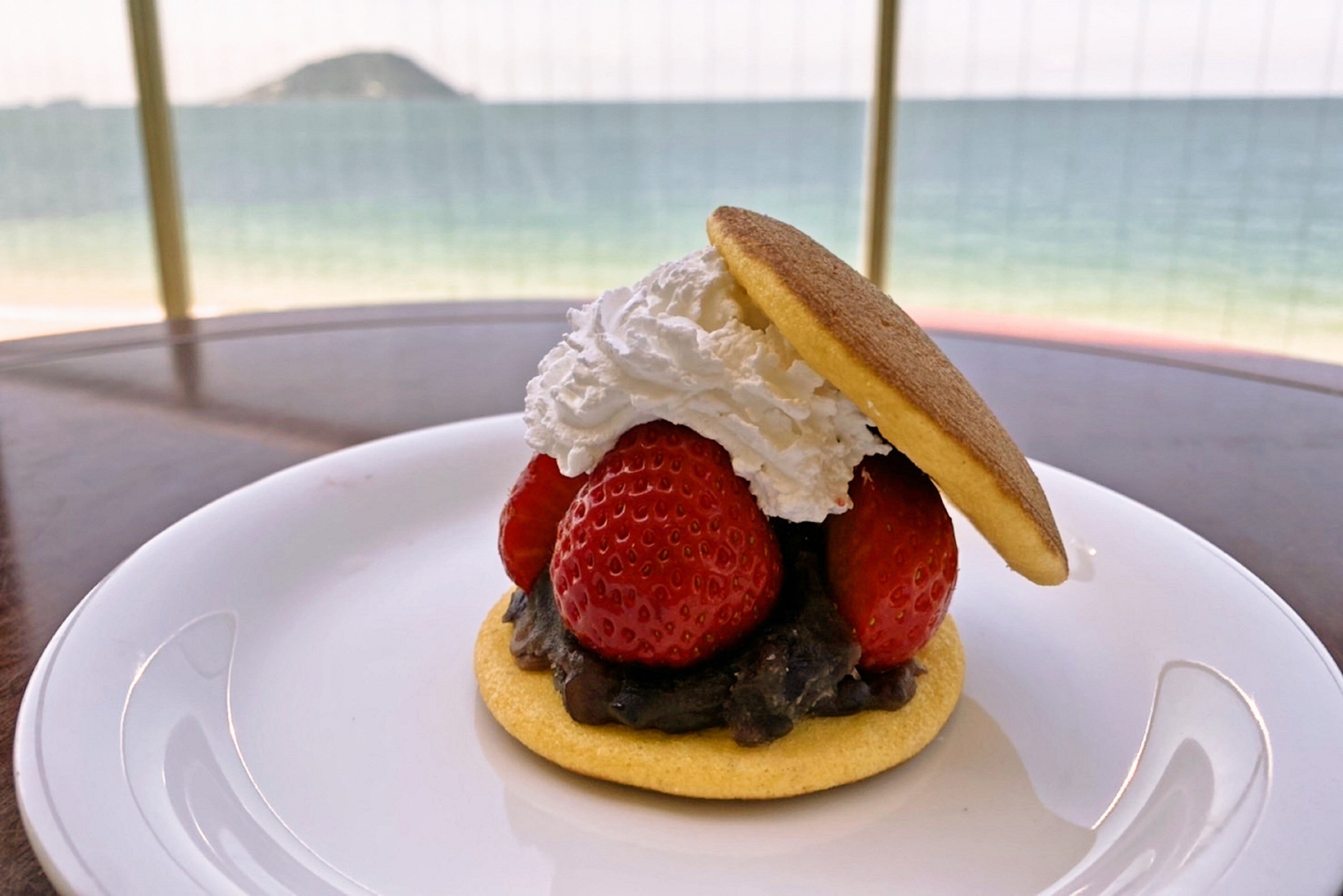 あまおうのボリューム感とつぶあんの優しい和の味わいを楽しむことが出来る一品です