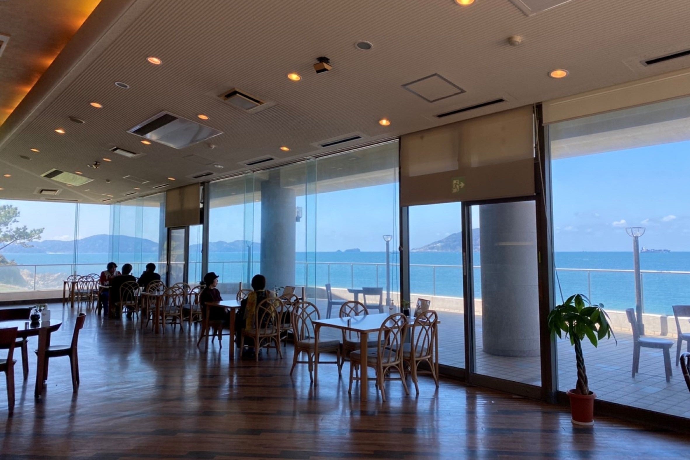 あいらん堂の店内から玄界灘が一望出来ます