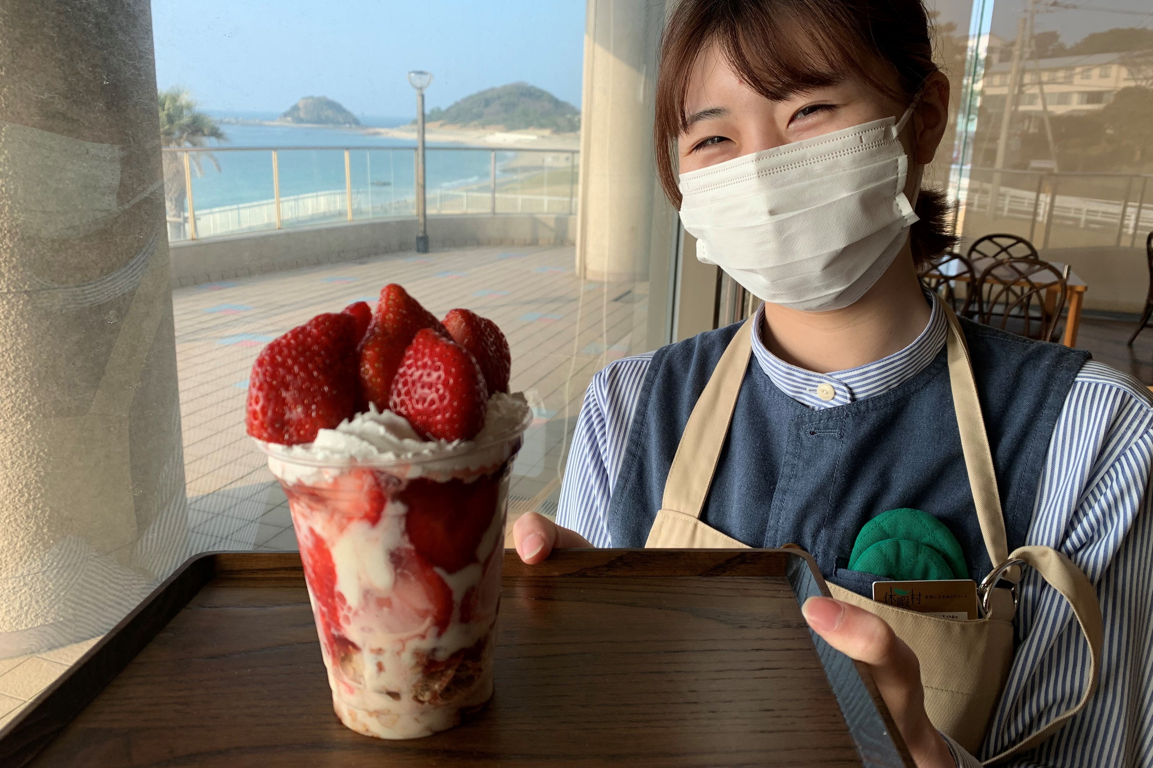 玄界灘を眺めながらあまおうパフェを食べるシアワセな時間が流れます