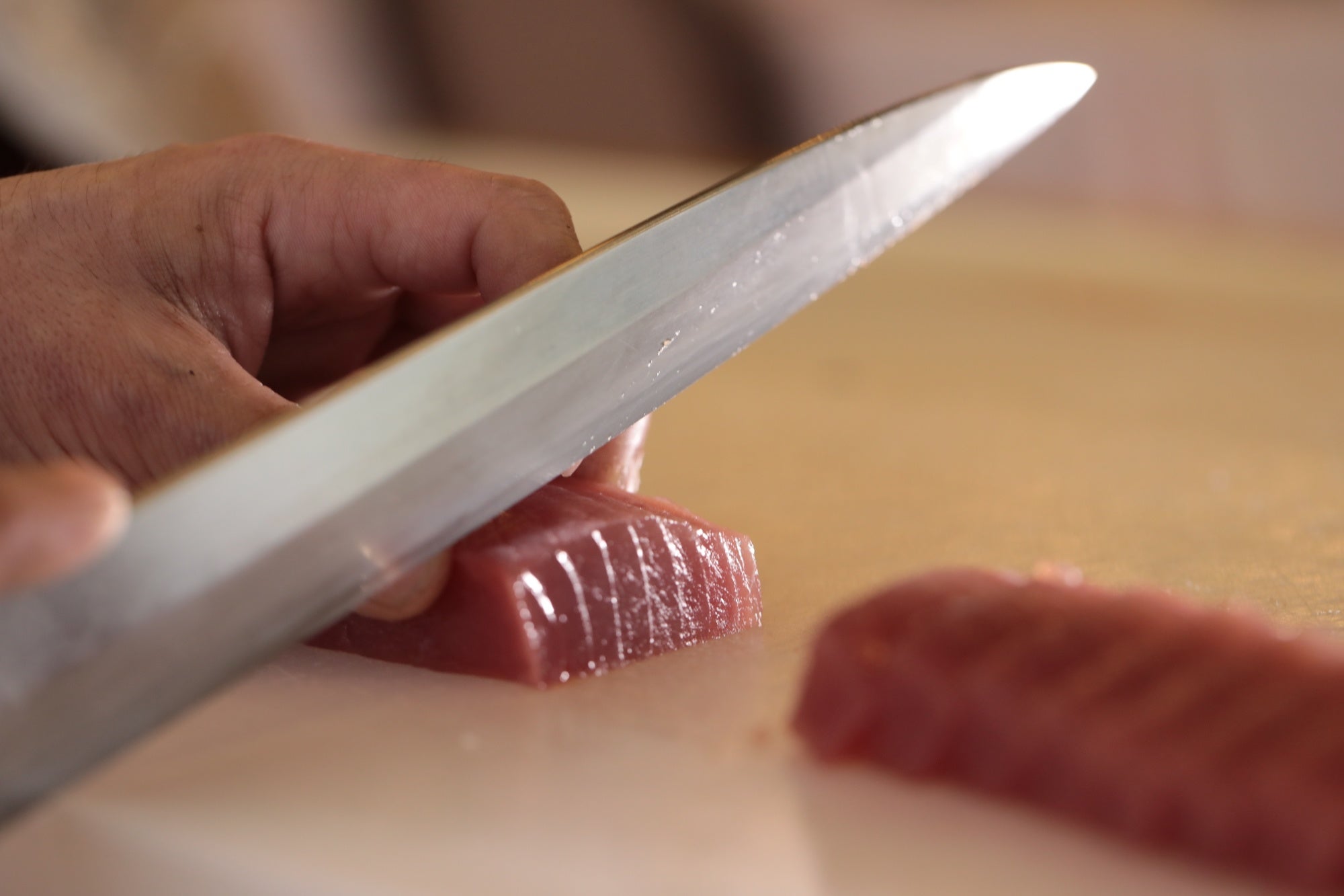 きめ細かく鮮やかな赤、透き通るような桜色のまぐろ