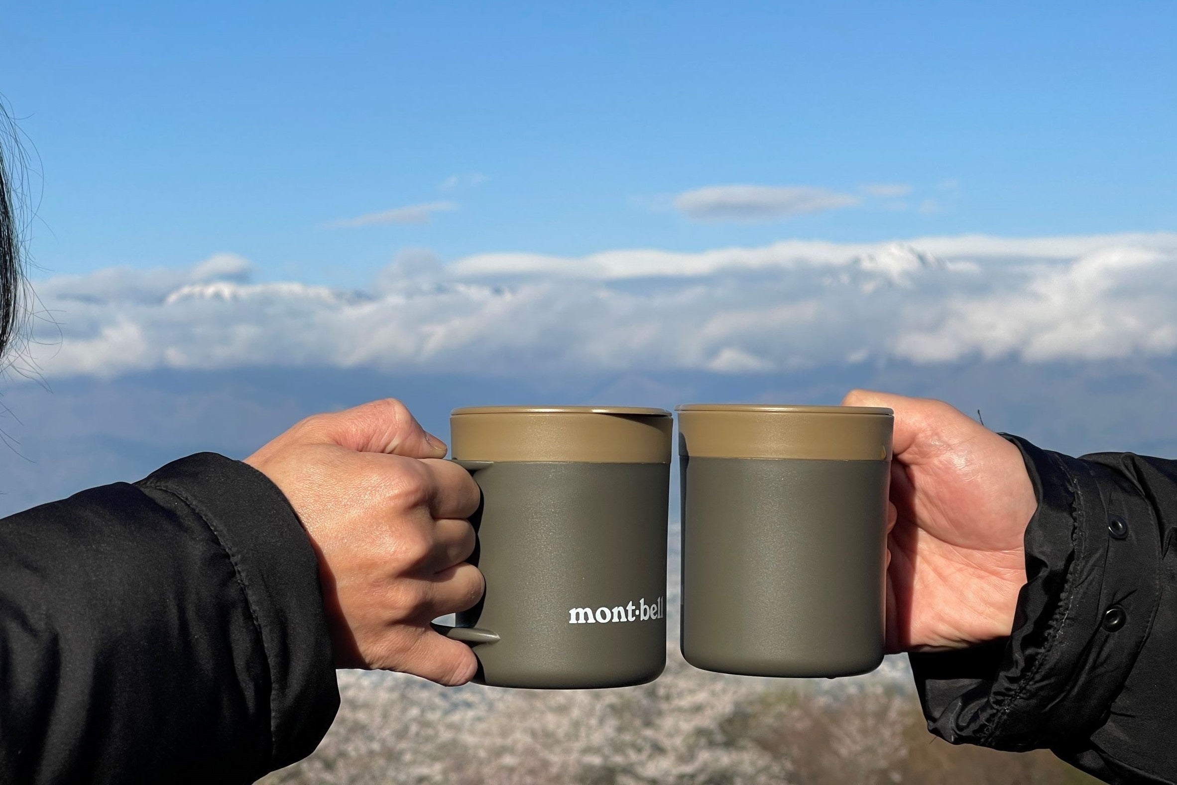 山頂で淹れる暖かい珈琲とお茶菓子で優雅に眺める特別な朝をお楽しみください