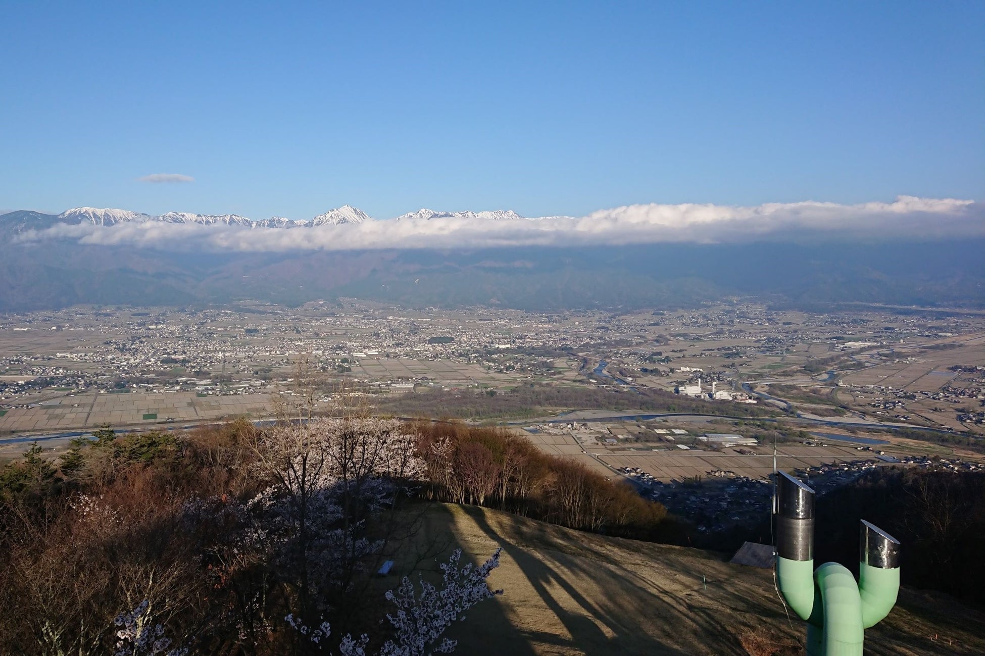 正面には北アルプスの雄大な山々が、眼下には安曇野が一望