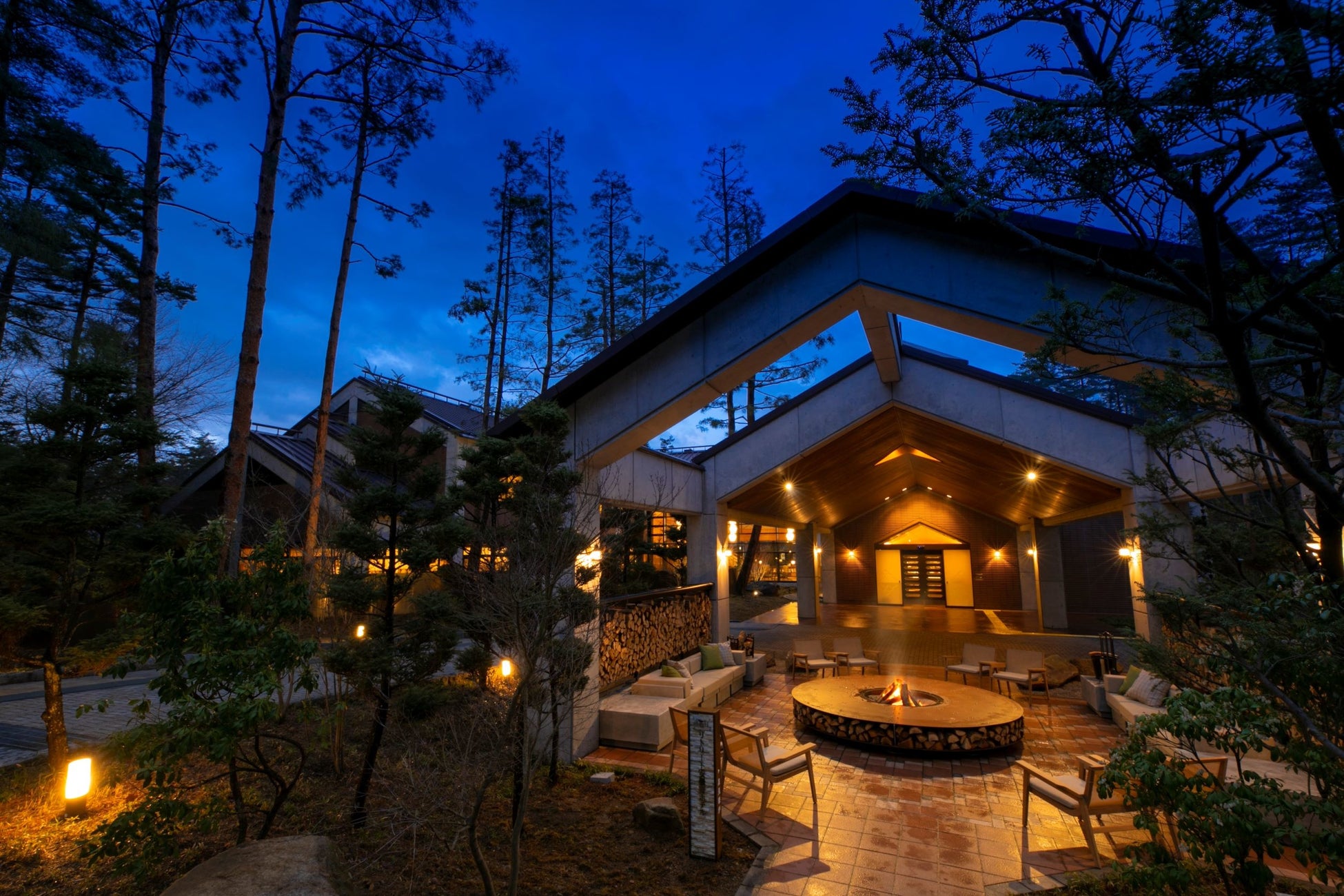 心を癒す星空の下、暖炉で語り合う非日常に包まれるホテル