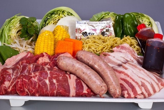 夕食のＢＢＱ。この他、ポトフも付いた豪華なプラン