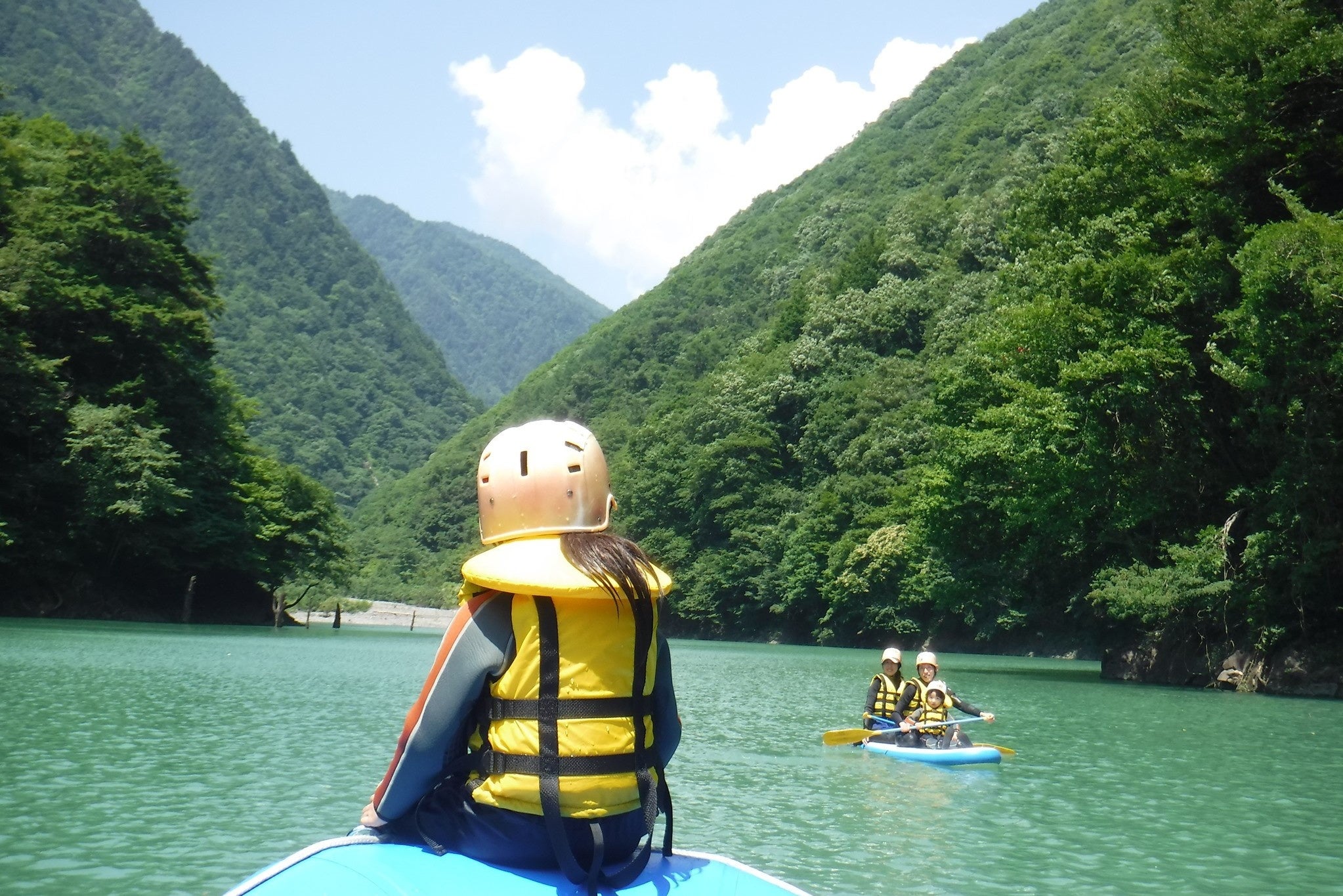 小さいお子様がいるファミリーにもおすすめの梓湖ラフトツーリング ファミリーコース