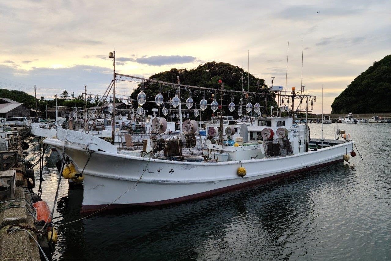 集魚灯が印象的な烏賊釣り漁船