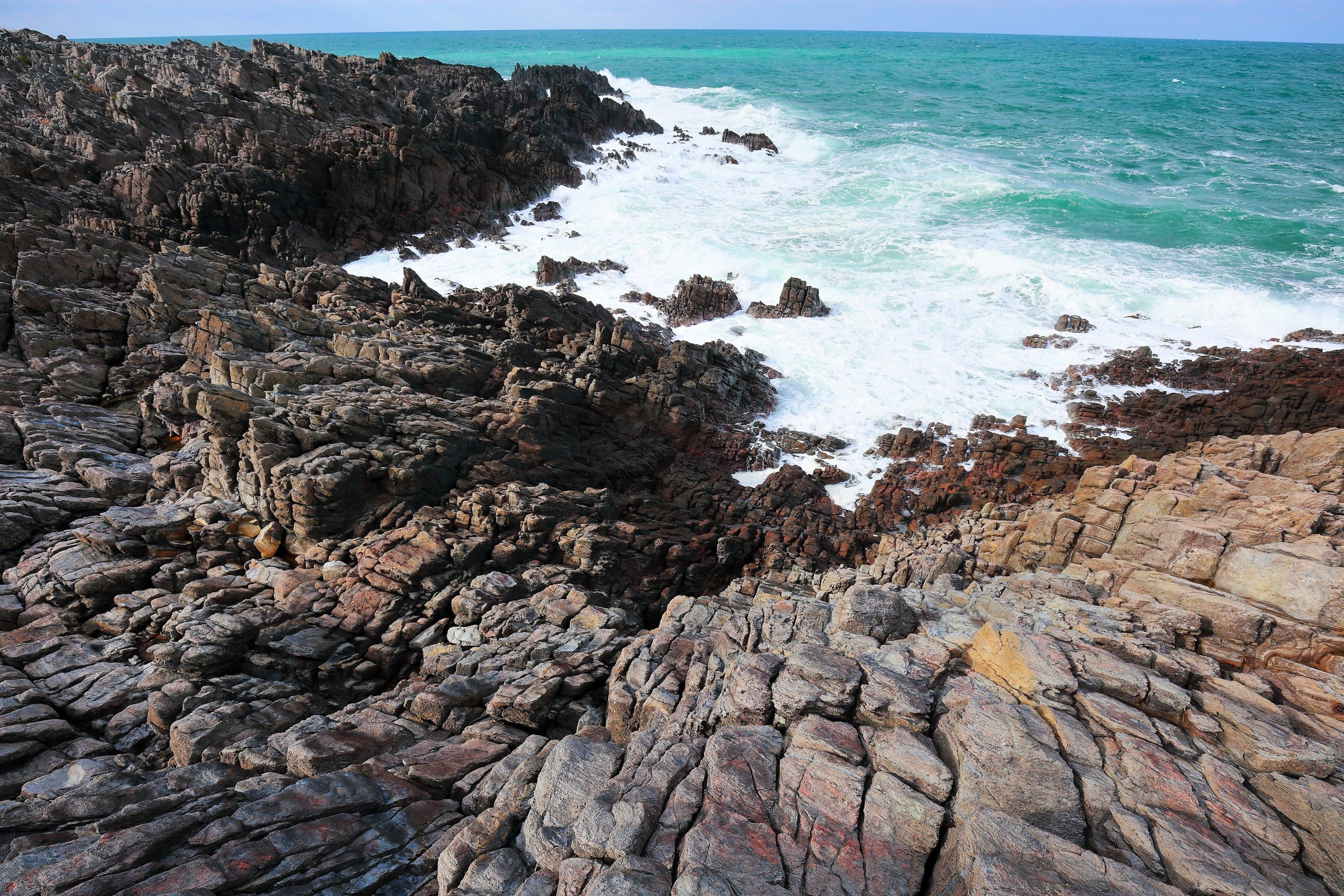 東尋坊から続く柱状節理の迫力ある景観