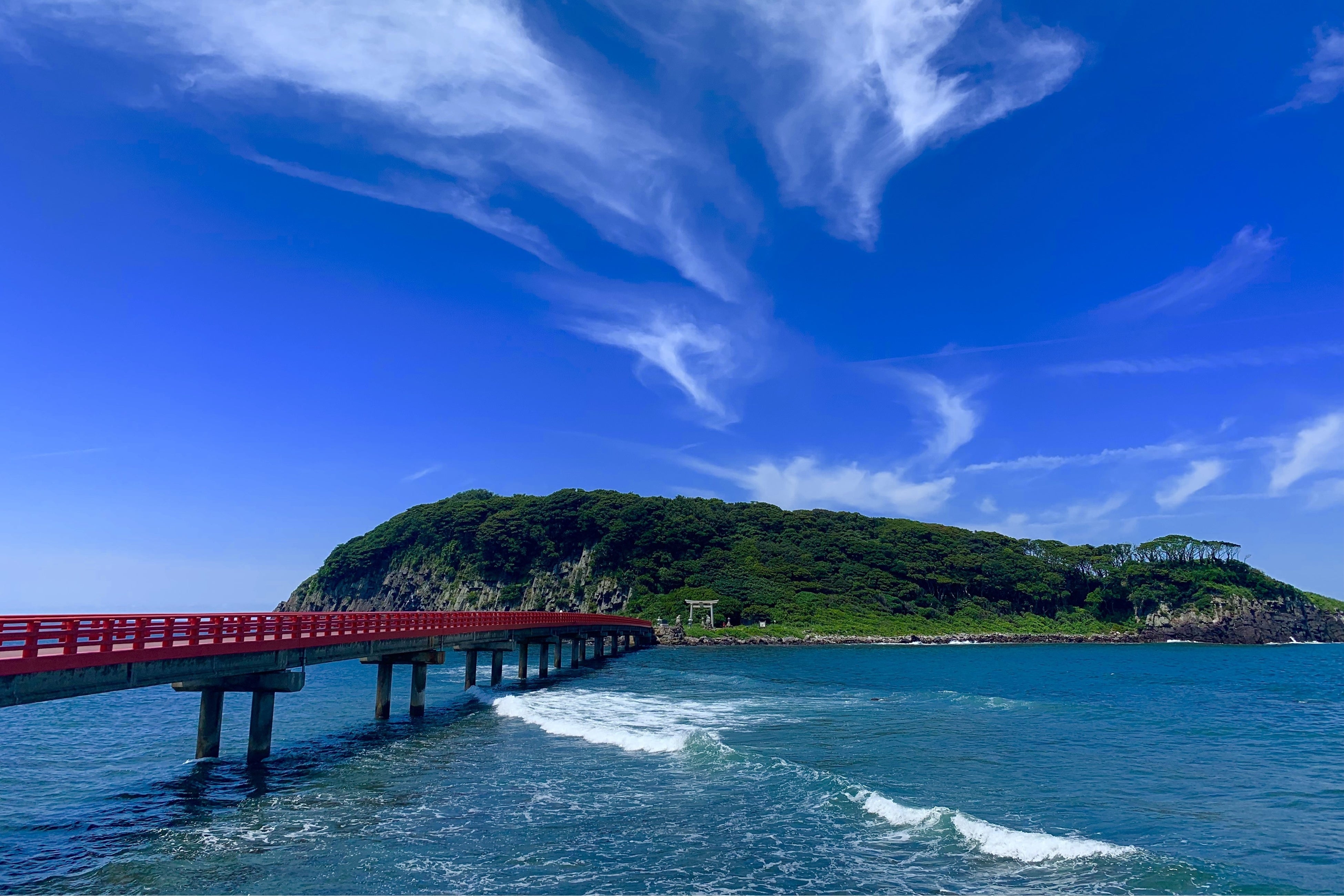 橋の下で海流がぶつかり、豊かな漁場であることから神の恵みの島と伝えられる