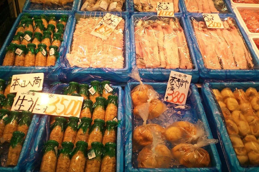 魚菜市場　三上商店　牛乳瓶に入った生ウニは初夏〜8月初旬の短い期間だけ店頭に並びます
