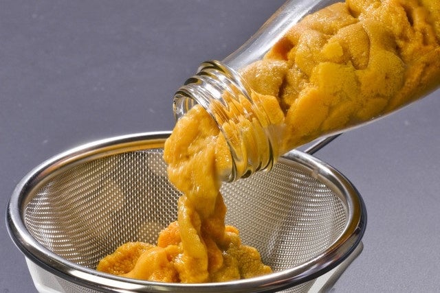 ザルなどに開けて中の海水を切ってお召し上がりください