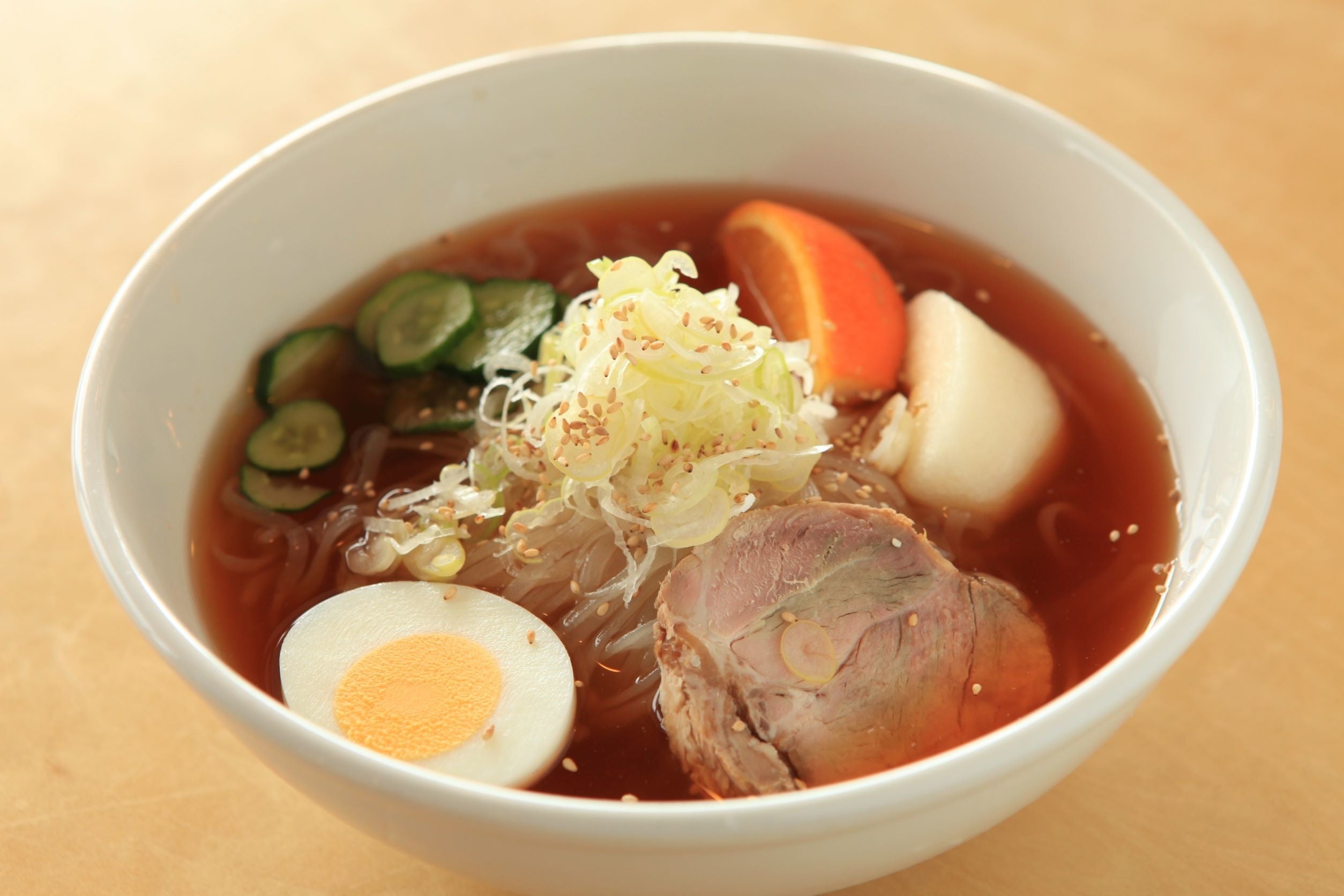 小麦粉とでんぷんを練り上げて作った麺は半透明で強いコシが特徴の盛岡冷麺　温泉に浸かった後に食べる「冷麺」は格別美味しいと評判です（900円）