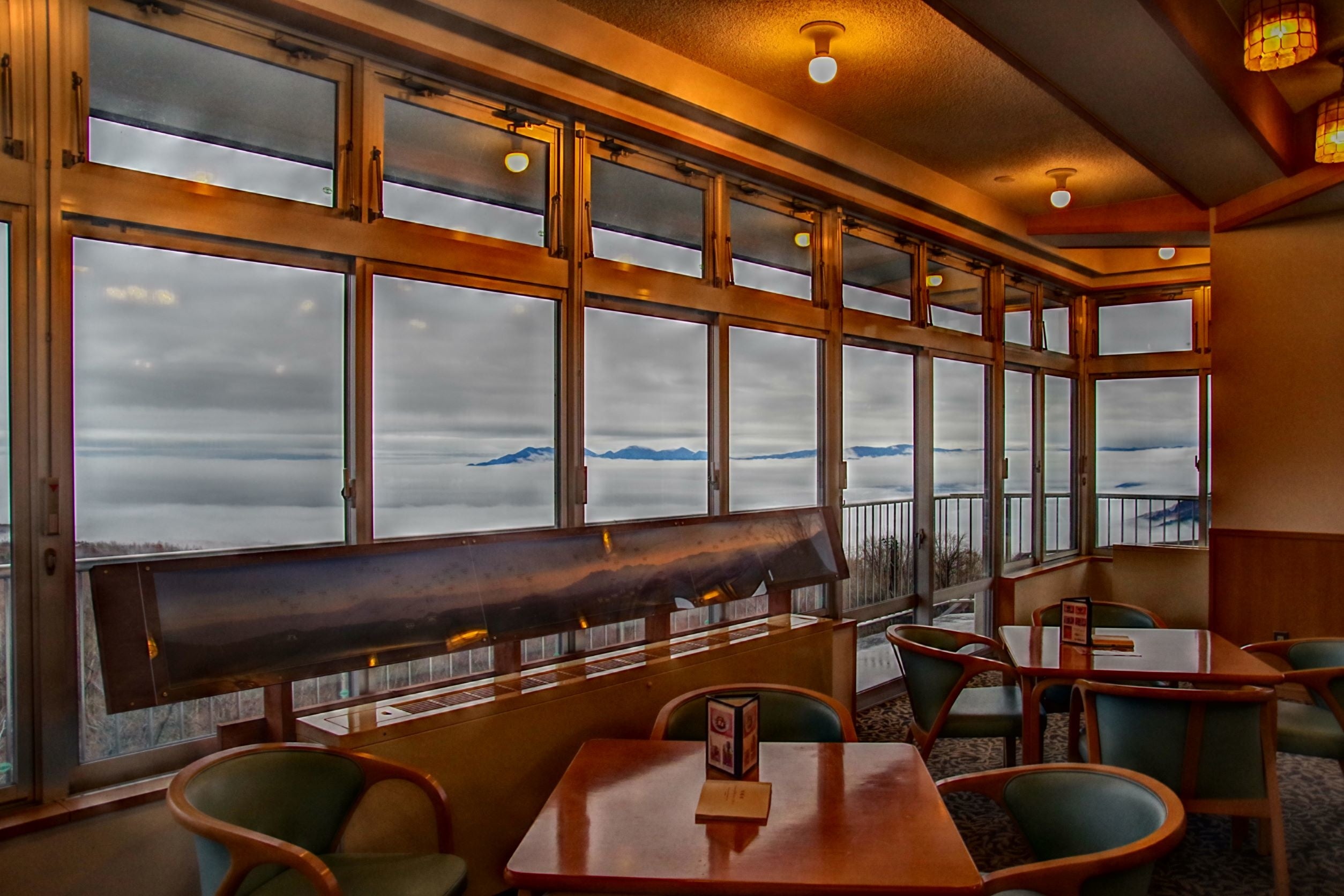 雫石町にヴェールをかけるかのように出現する雲海が見られる「雲海カフェ」