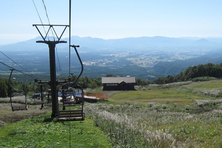 ３本のリフトを乗り継ぐと、標高1300mの眼下に広がる迫力満点の世界が広がります。