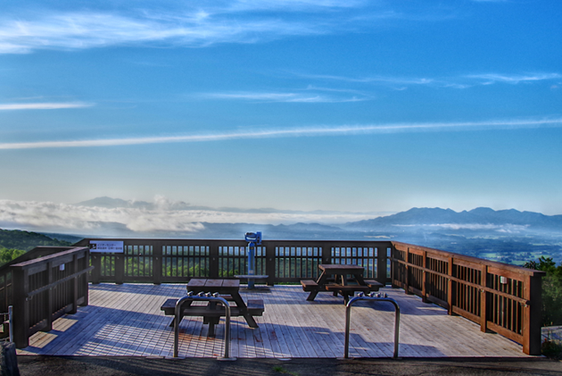 ホテルのエントランス前にある「雲海テラス」。ウッドデッキからの視界は雫石をはじめ遠く盛岡の街並みや早池峰山までの大パノラマを一望