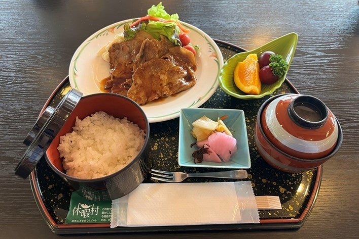 ステンドグラスから陽光が差し込みクラシック音楽が流れる飼育舎で、杜仲茶の葉を食べて育った杜仲茶ポークのポークソテー（1,500円）