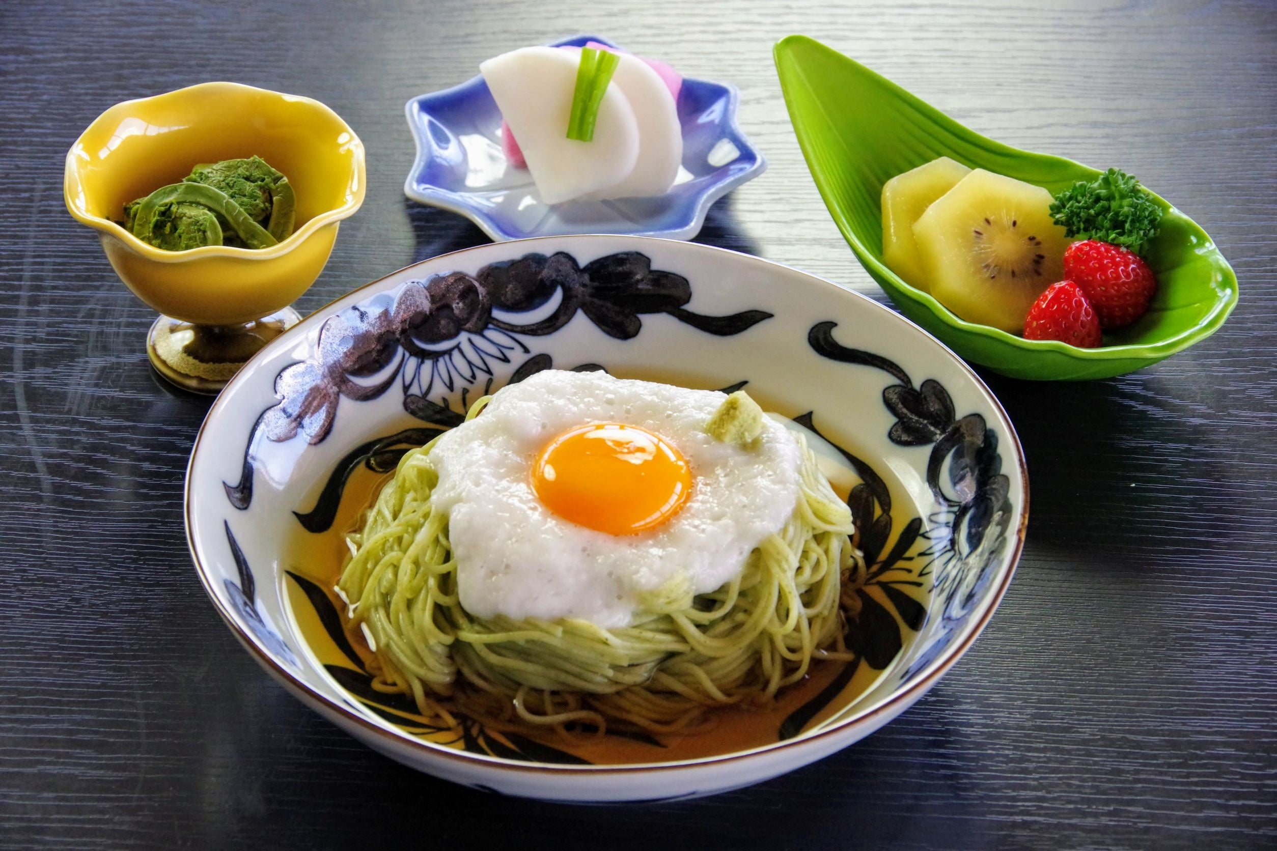 一面を覆う雲に見たてた「雫石産とろろ」を使った「雲海とろろそば」