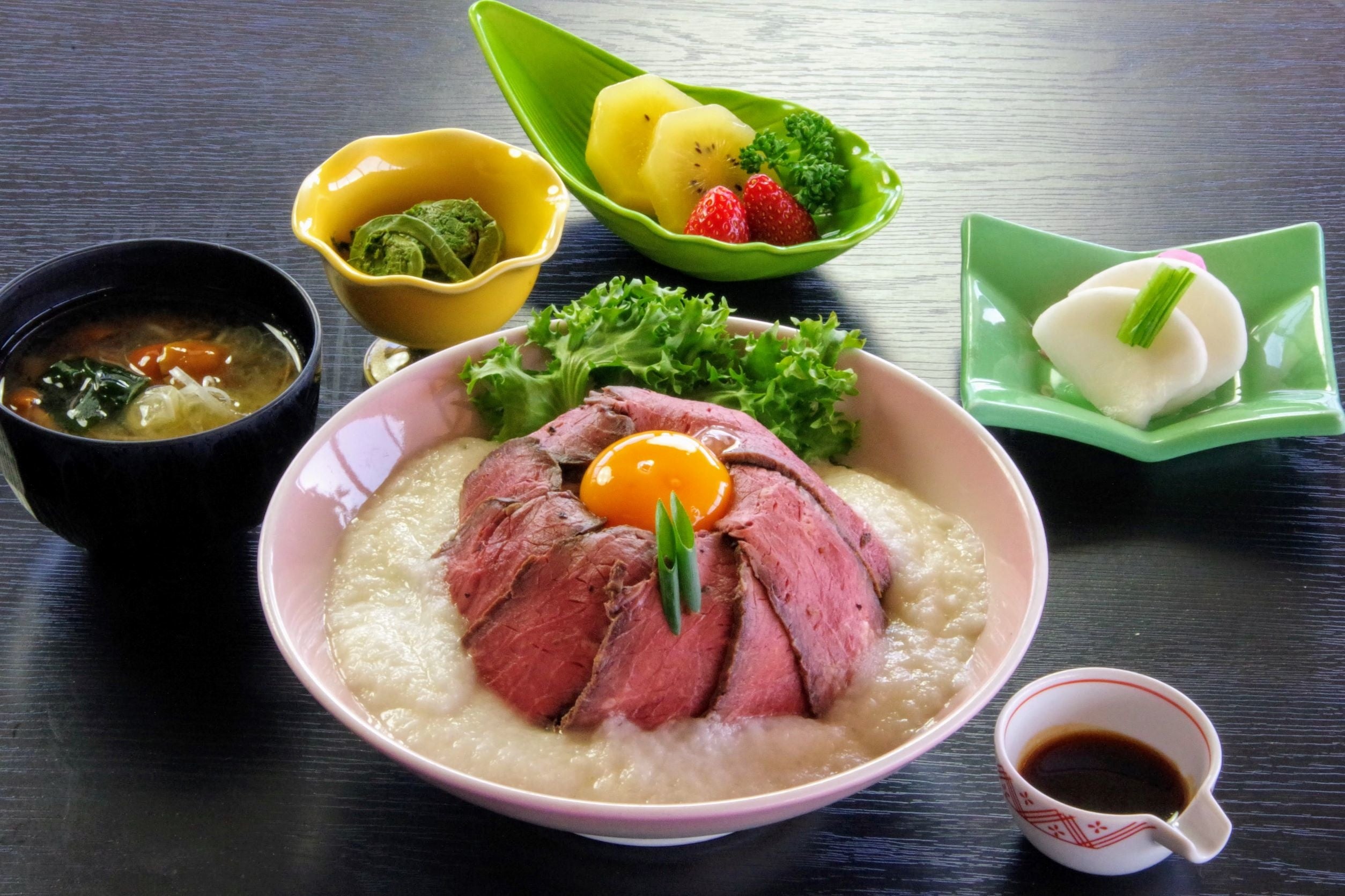 まろやかな風味とコクのある肉質の「雫石牛」使った食べ応え十分な「雫石牛ローストビーフ丼」