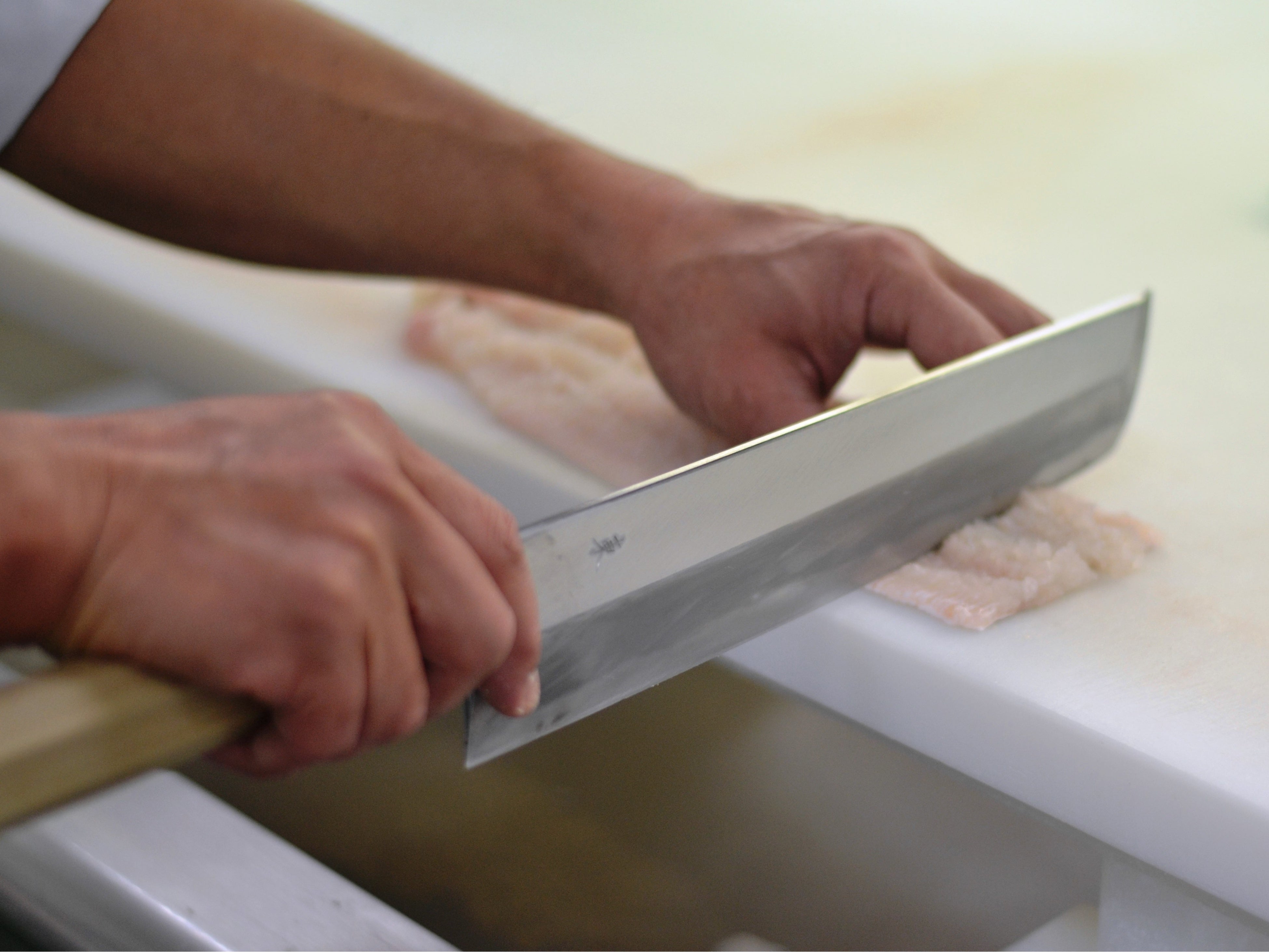 丁寧に包丁を入れる「はも切り」