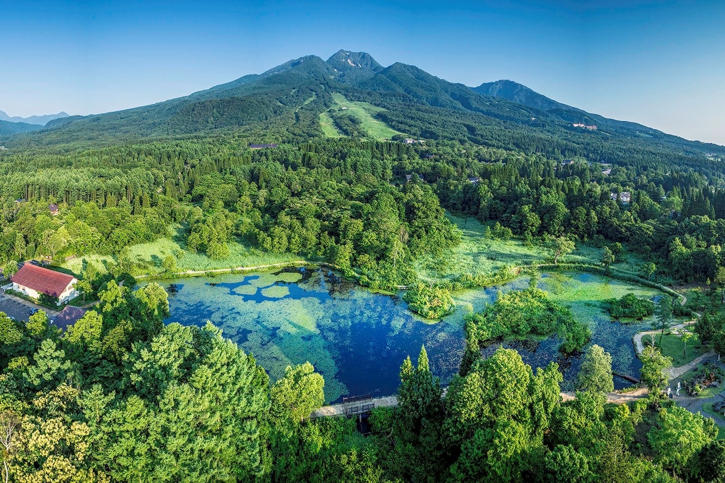 妙高高原池の平温泉の中央に位置する「いもり池」をはさんで見る妙高山は絶景　今年４月には妙高高原ビジターセンターもオープン