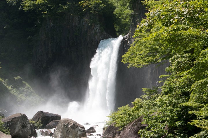 周辺には「日本の滝百選」にも選ばれている「苗名滝（なえなたき）」があります　落差５５mの壮大な滝で、その景色は迫力満点です