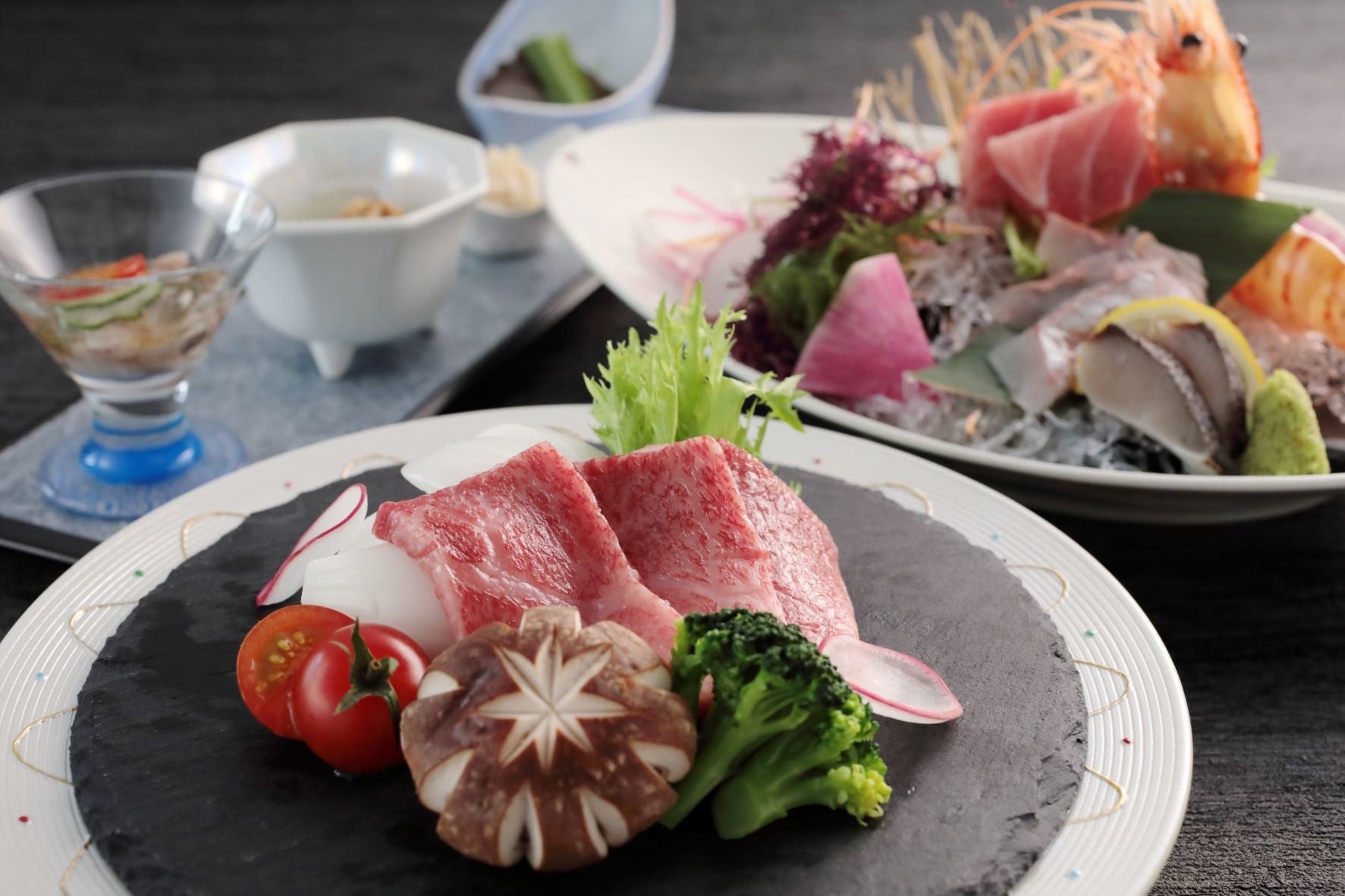 8月1日～20日までは「うまさぎっしり和牛会席とハーフビュッフェ」をご提供（18,850円～）