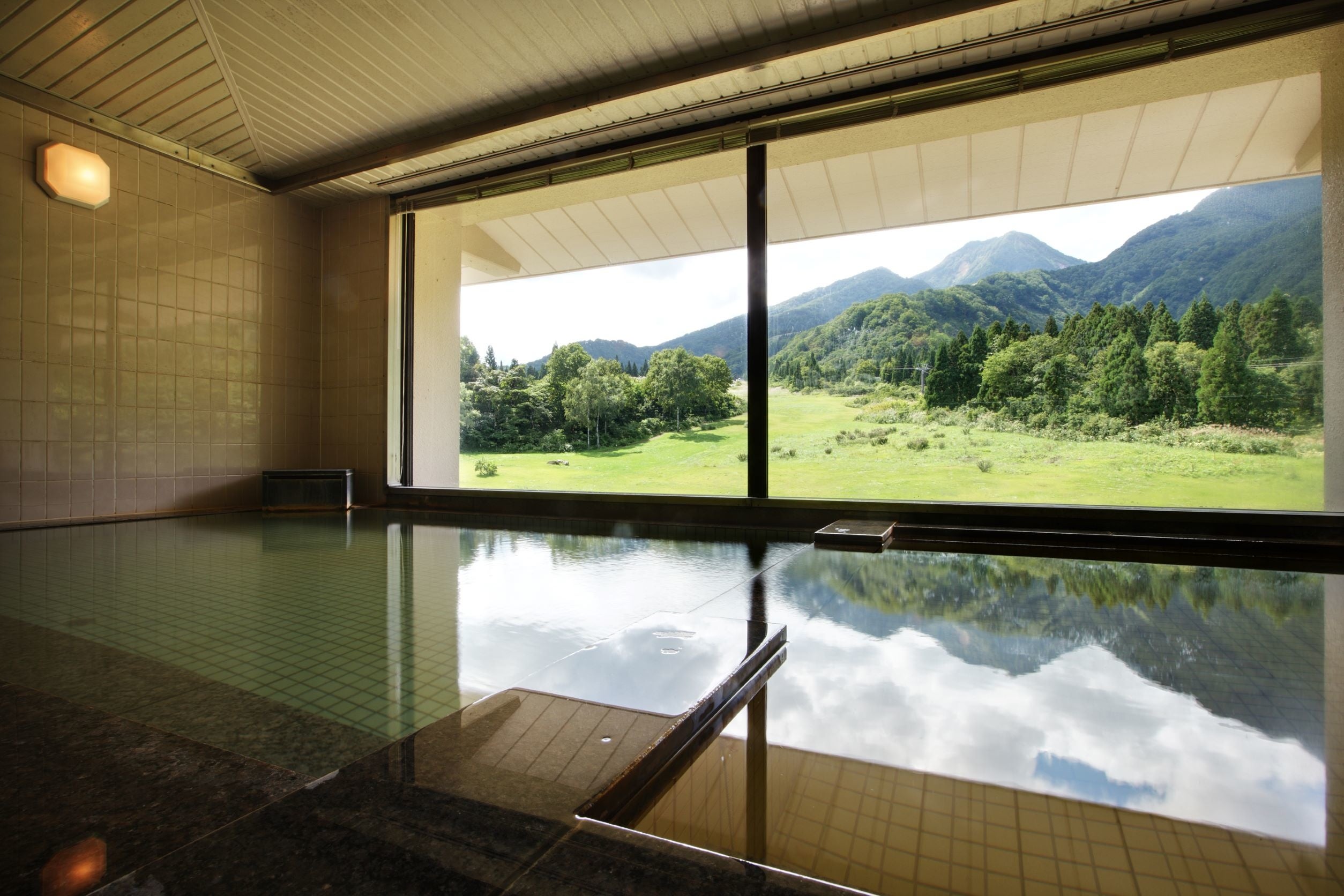 ホテル３階にある展望温泉浴場の大きな窓からの眺望が自慢