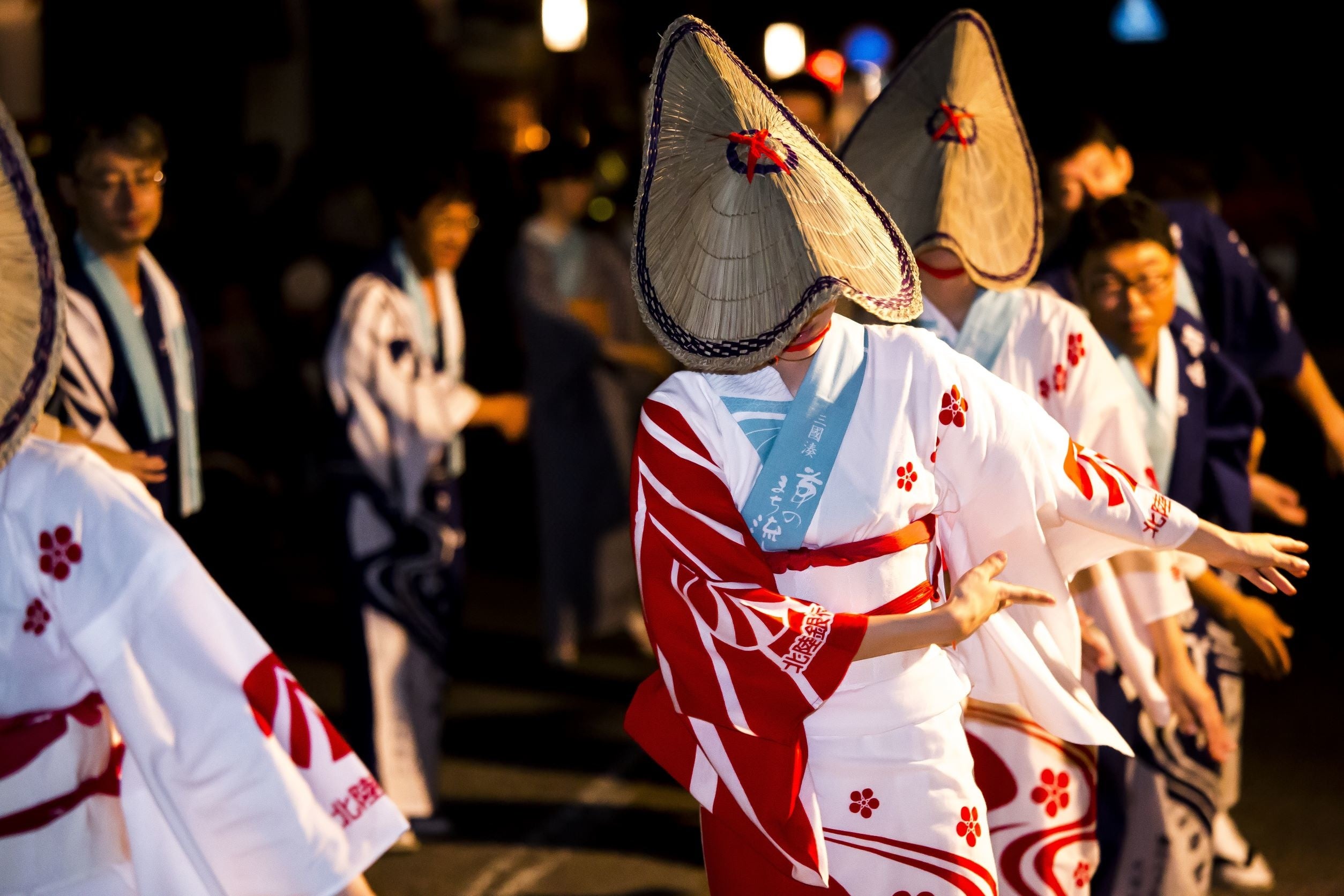 行灯や提灯が照らす風情漂う路地を優雅に踊り流します