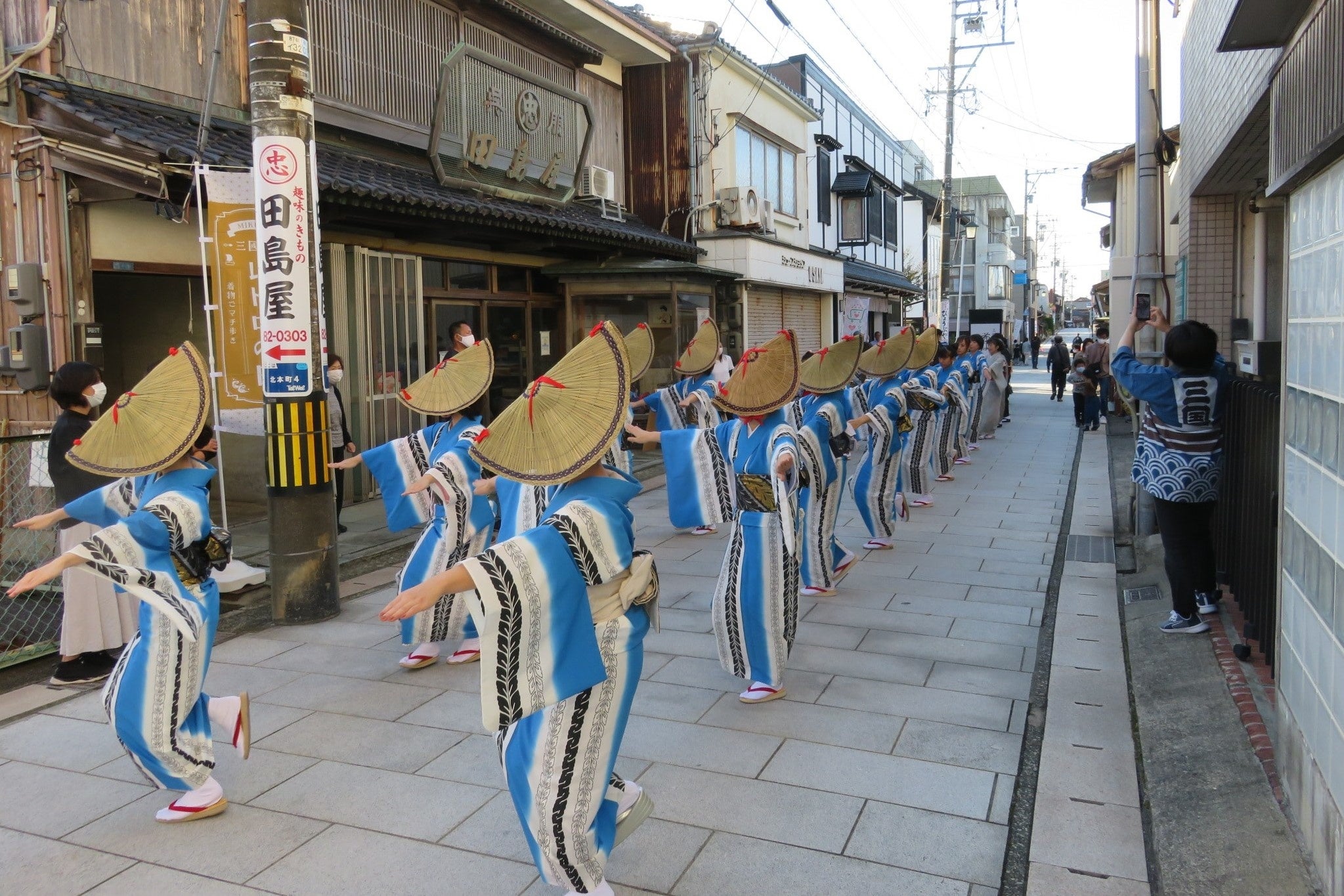帯のように、幅は狭いが横に長いという昔からの町並み