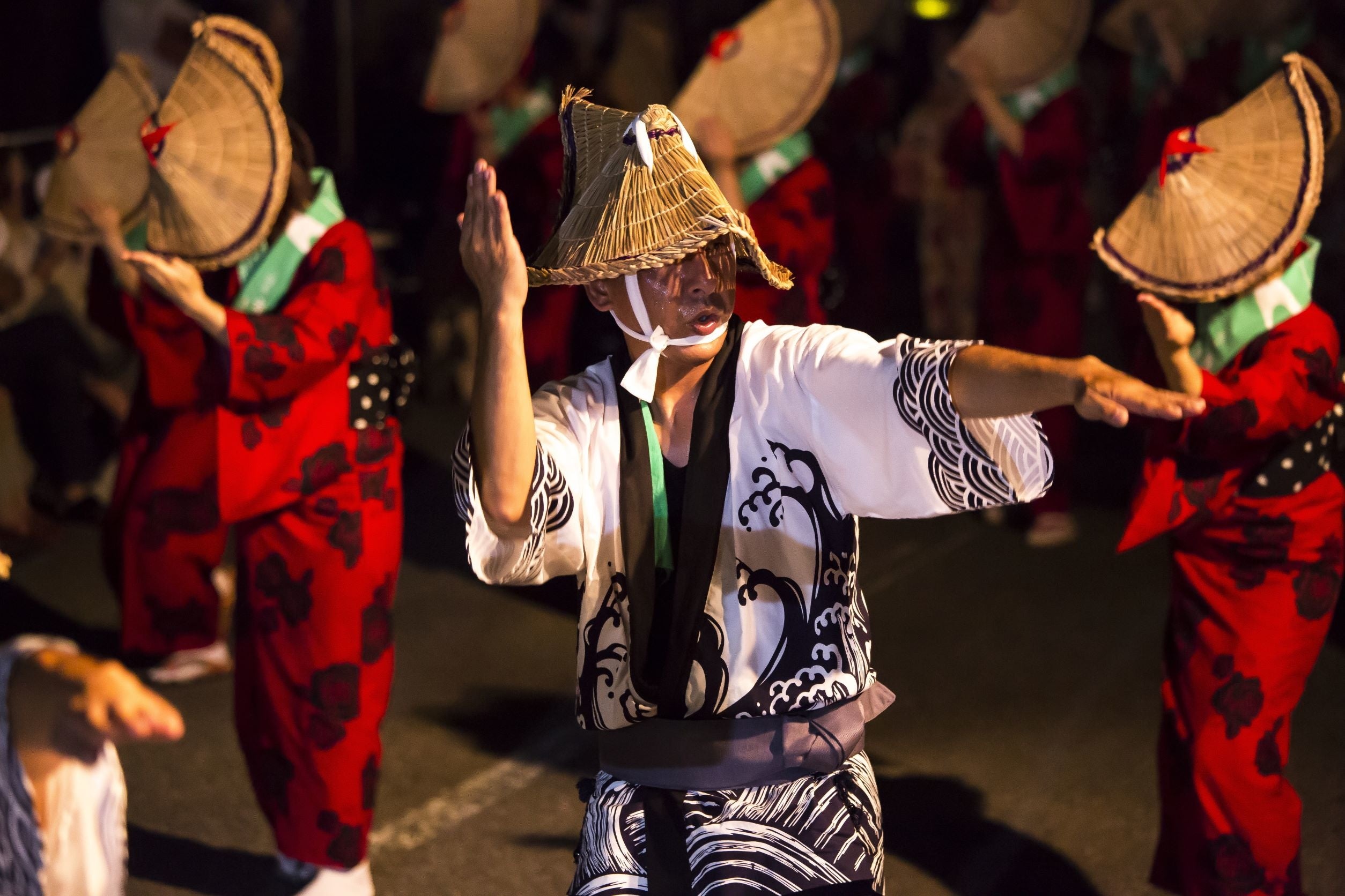 力強い振り付けが特徴の「男踊り」が披露されます