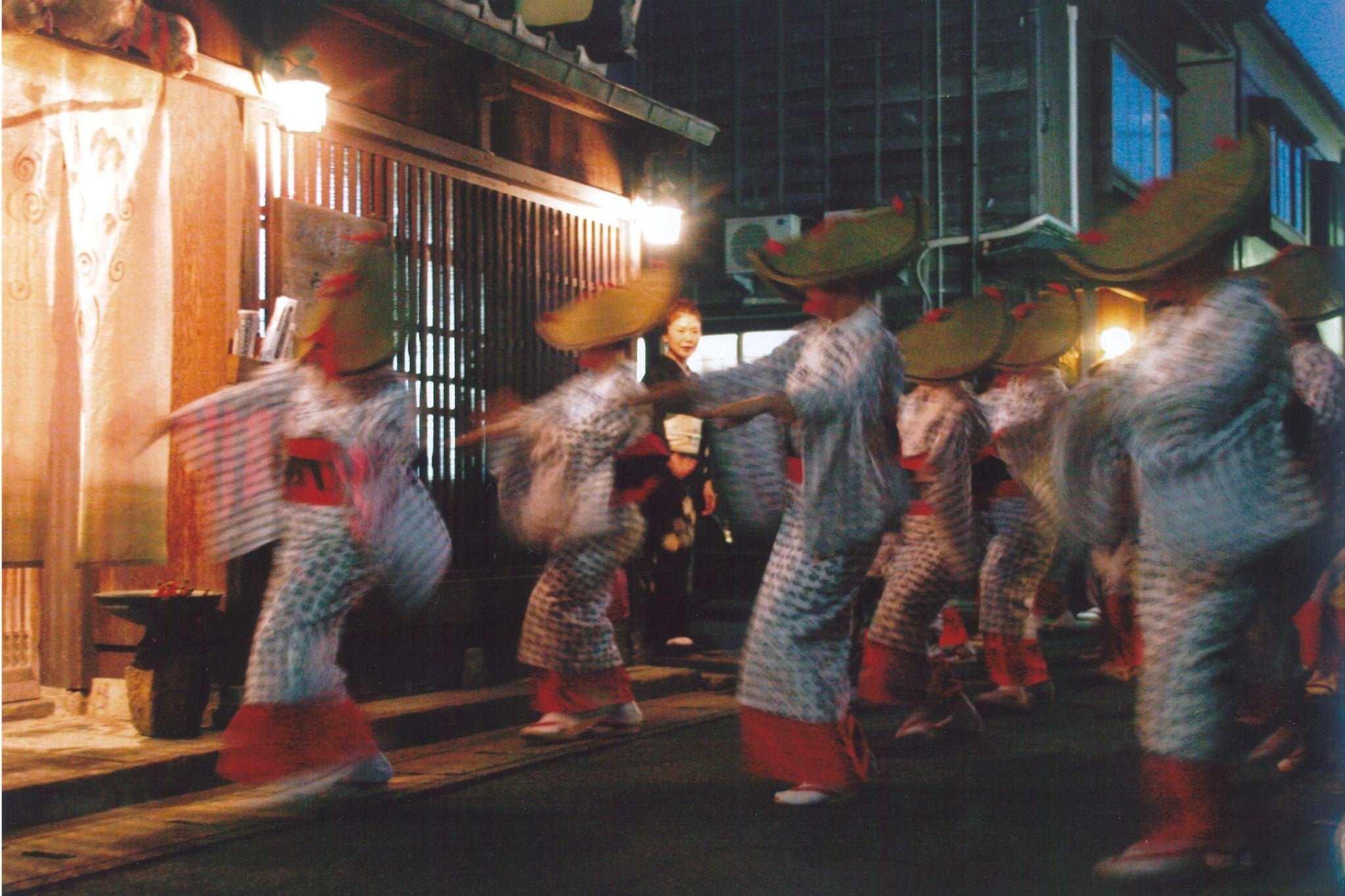 風情ある町並みを三味線や笛の音に合わせて華麗に踊り流します
