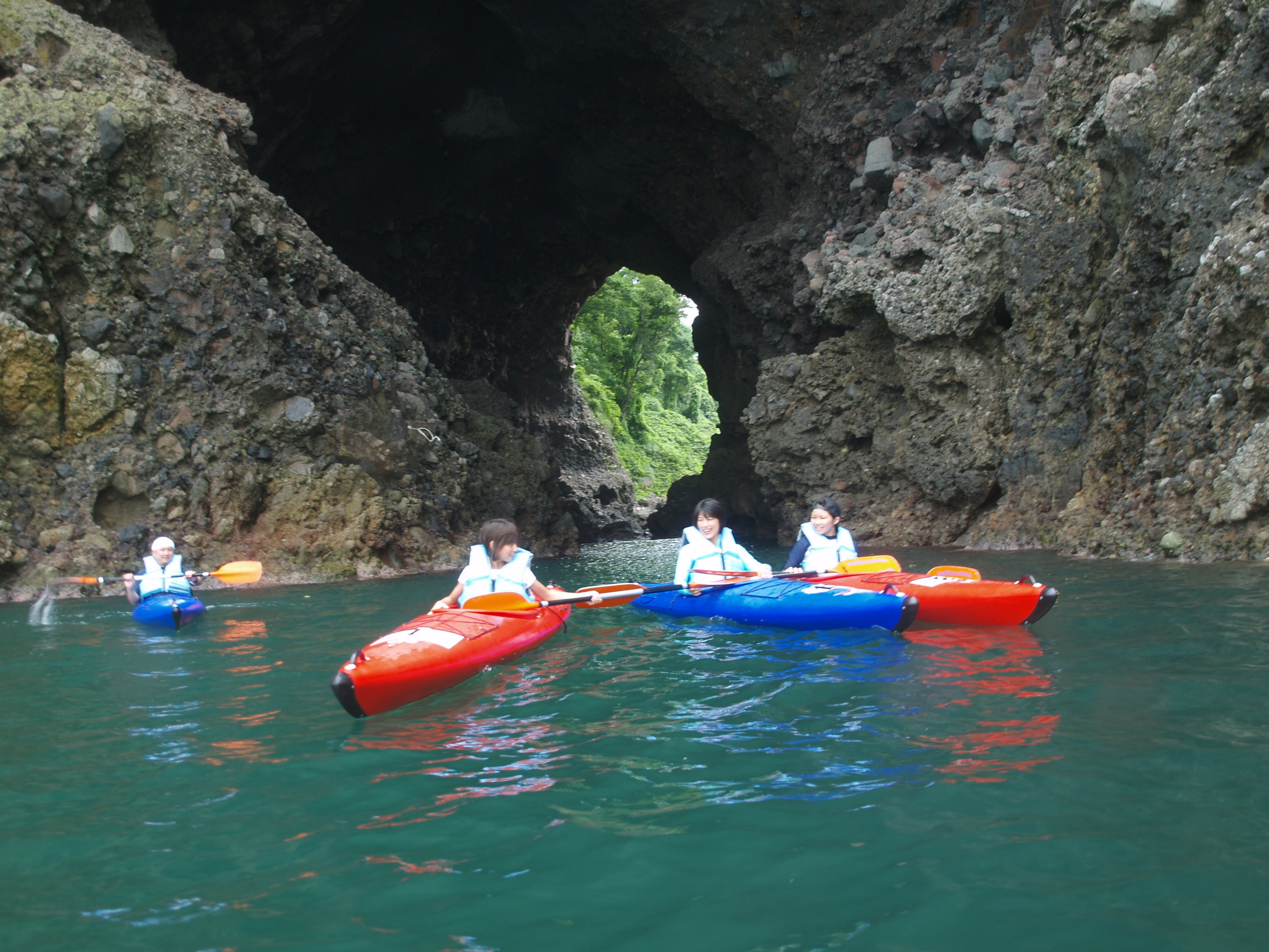 カヌーでしか行けない淀の洞門