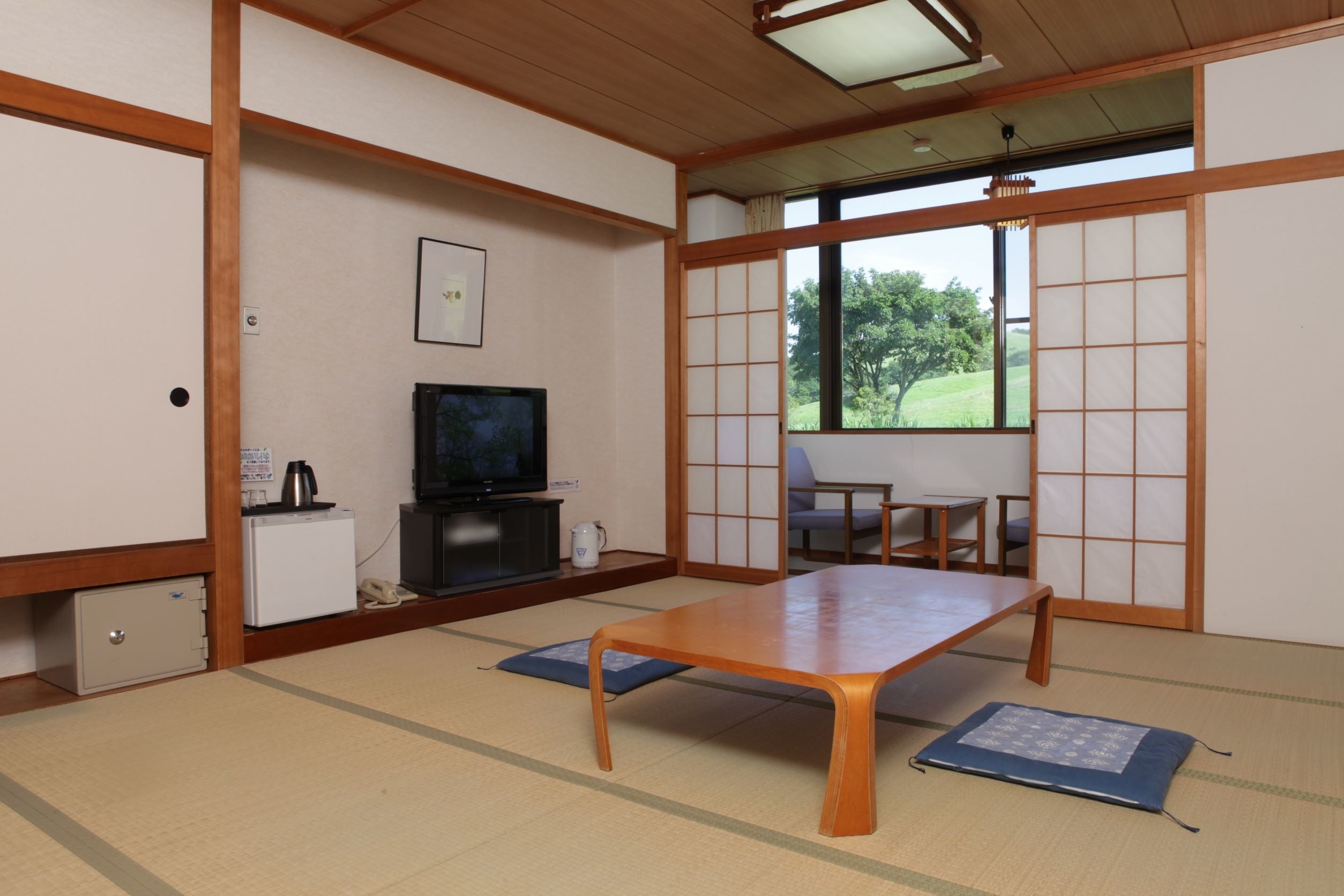 吾妻山の山容と天然芝を望む客室や比婆連山の山並みを見渡せる客室も（営業時）