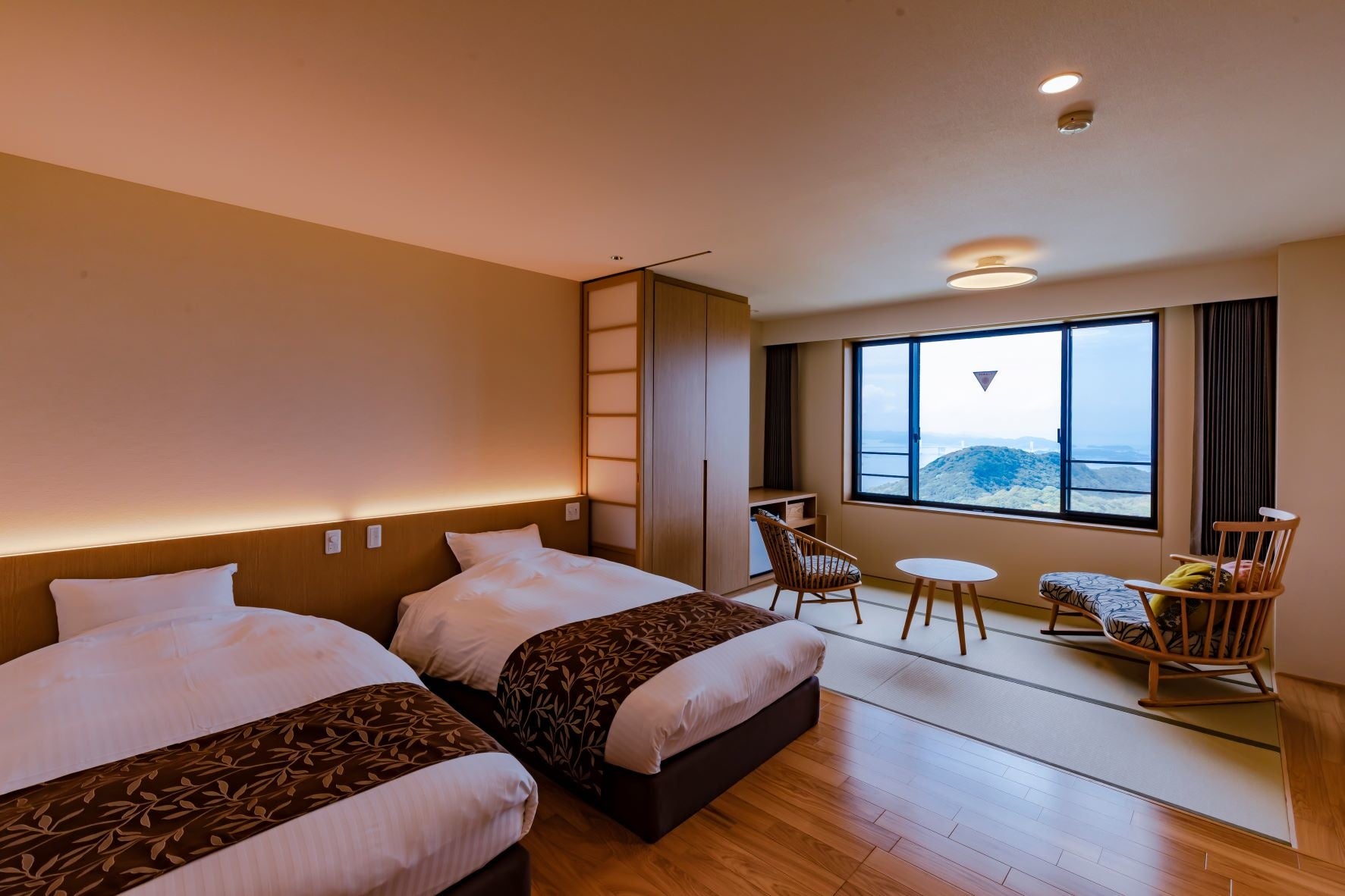 瀬戸内海の多島美や瀬戸大橋を望める客室