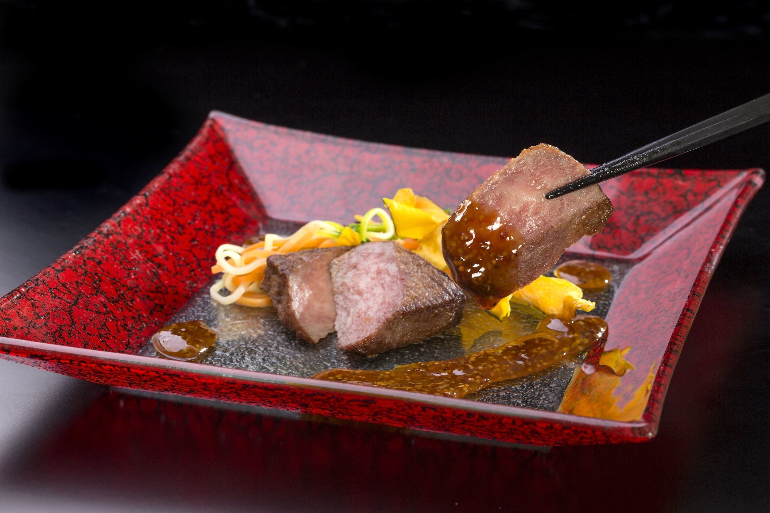 小豆島のオリーブと讃岐牛 ２つの歴史とブランドが融合した香川県だけのオリーブ牛　ステーキでご用意しています