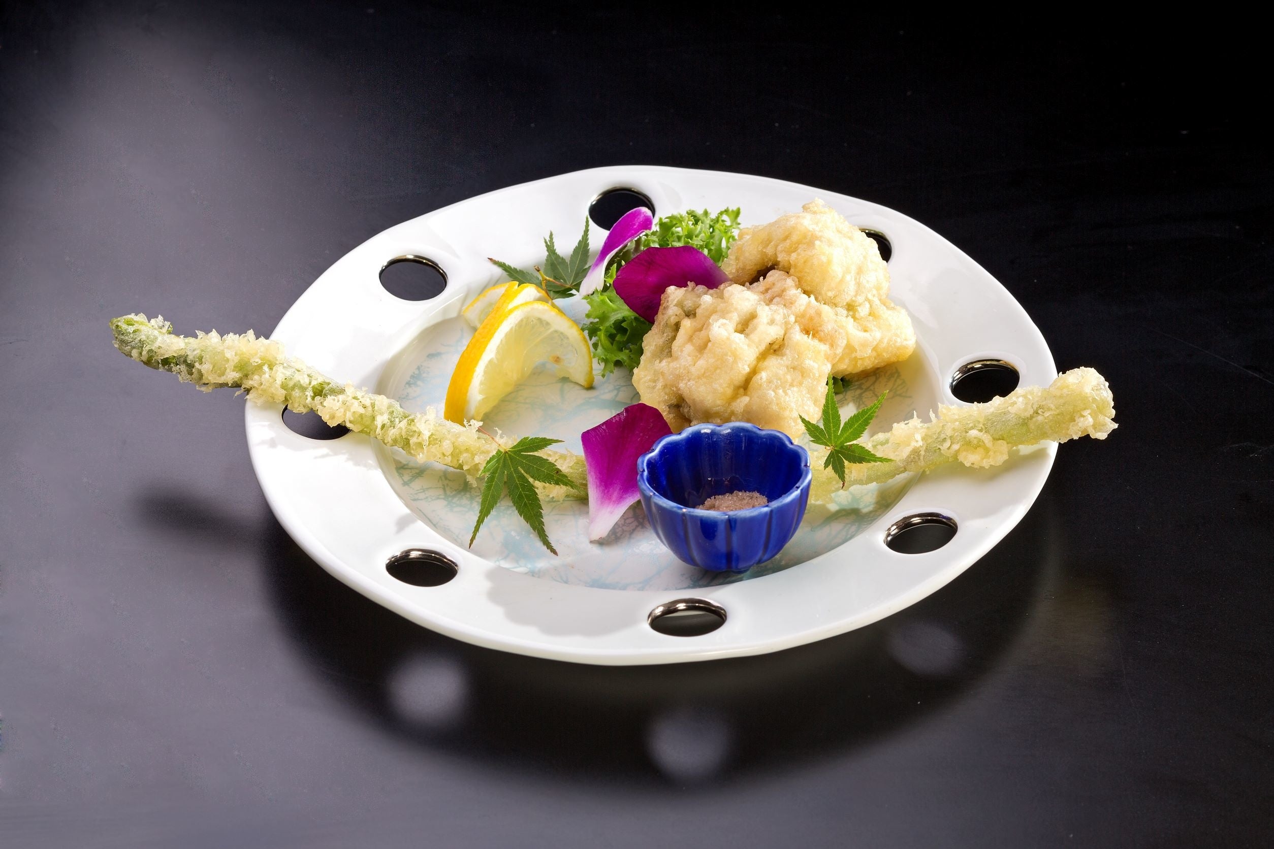 日本最長級、香川県オリジナルのアスパラガス「さぬきのめざめ」は、根元まで柔らかく肉厚でジューシー、甘くて芳ばしい味わいが特徴です