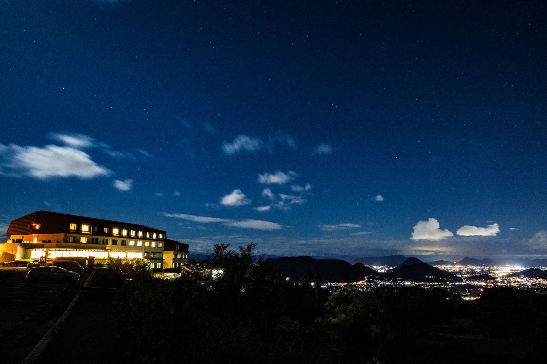 坂出の町と瀬戸大橋の幻想的な夜景を望む高台に建ちます