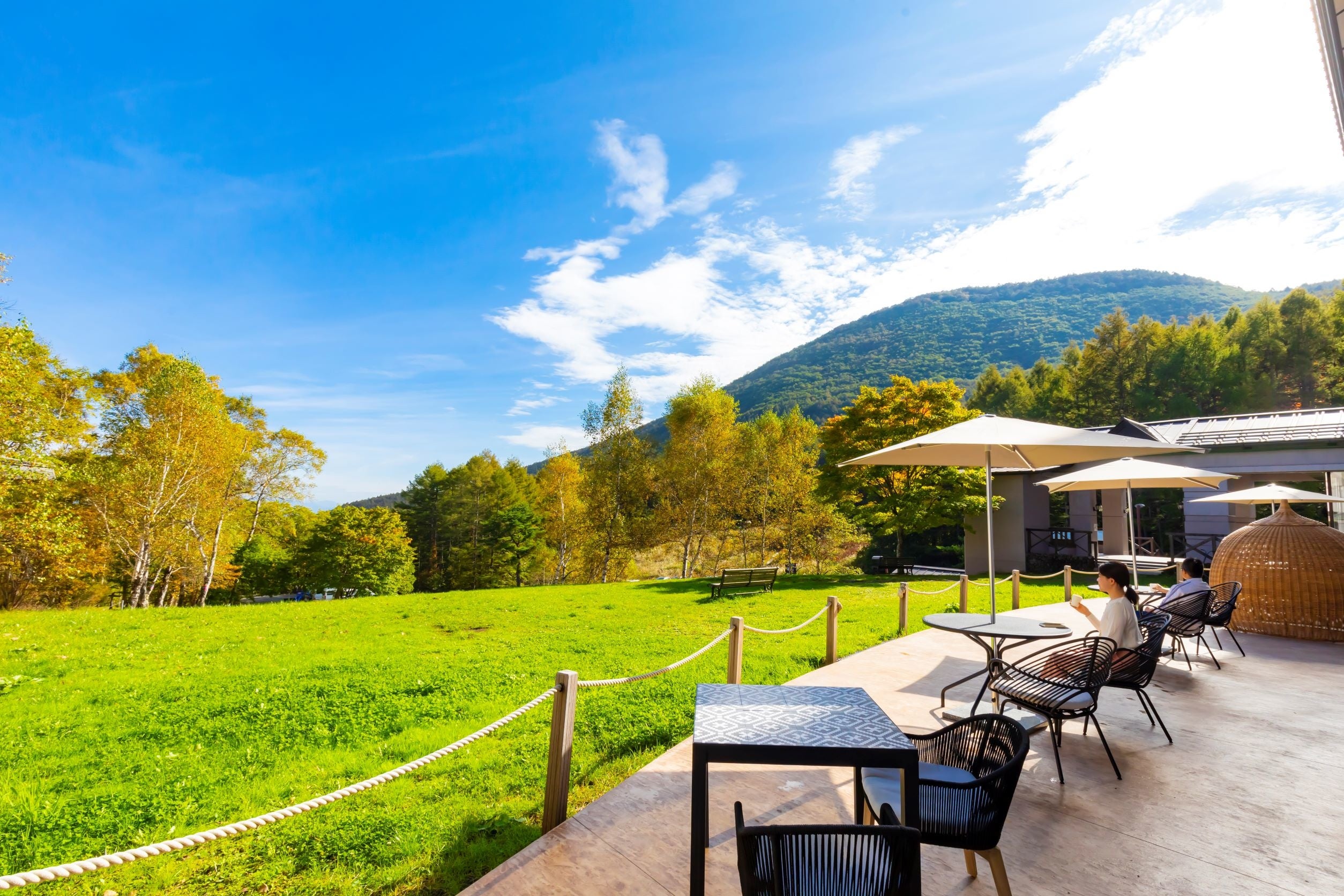 ロビーに隣接する解放感抜群のリゾワテラス　カフェからドリンクのテイクアウトもできます