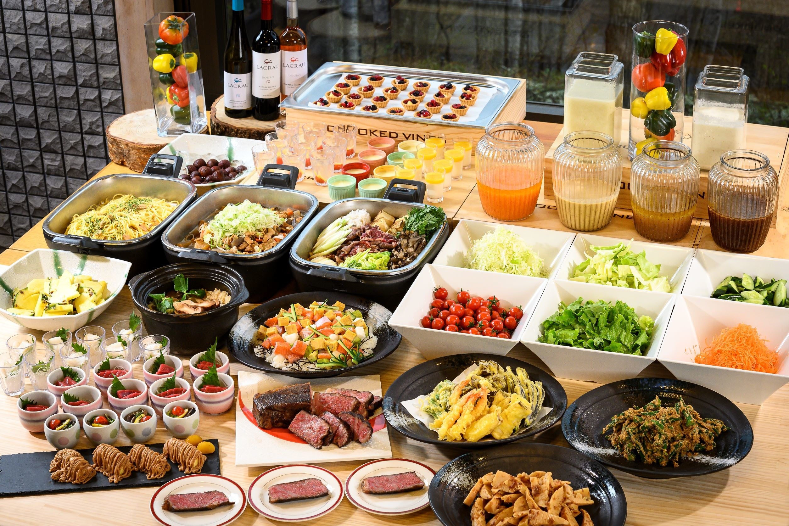 夕食・朝食は、高原野菜や上州信州素材を使ったビュッフェスタイル