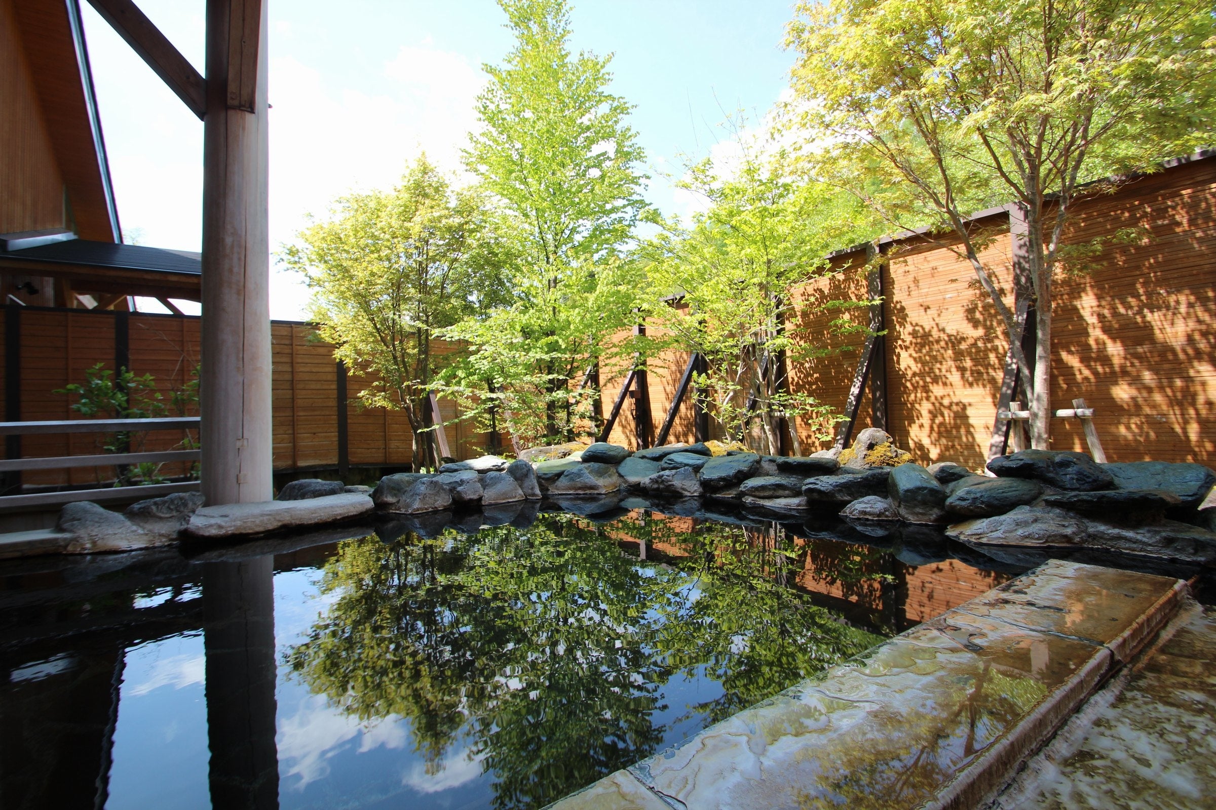 知か1,300ｍより湧き出す温泉露天風呂