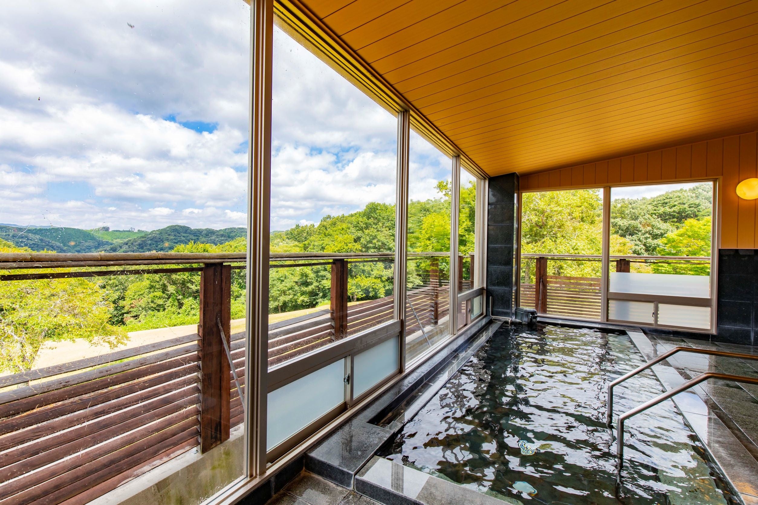 中国山地の山並みを望む展望大浴場大浴場