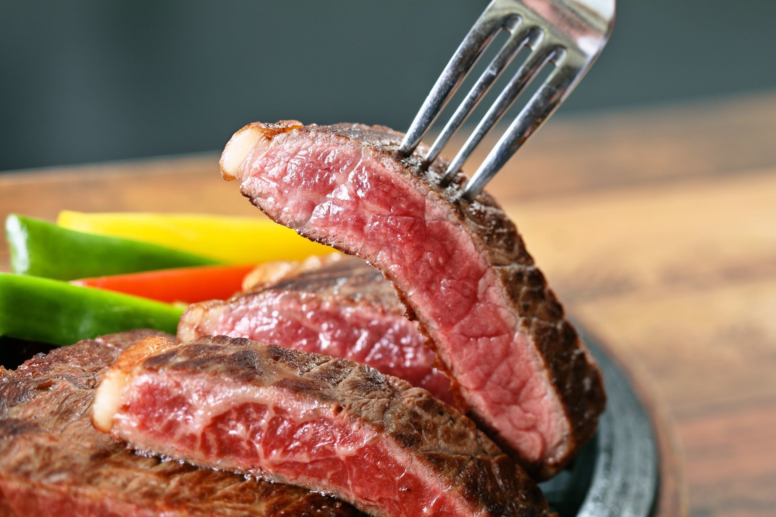 オープンキッチンの一番人気は焼きたての広島牛サーロインステーキ