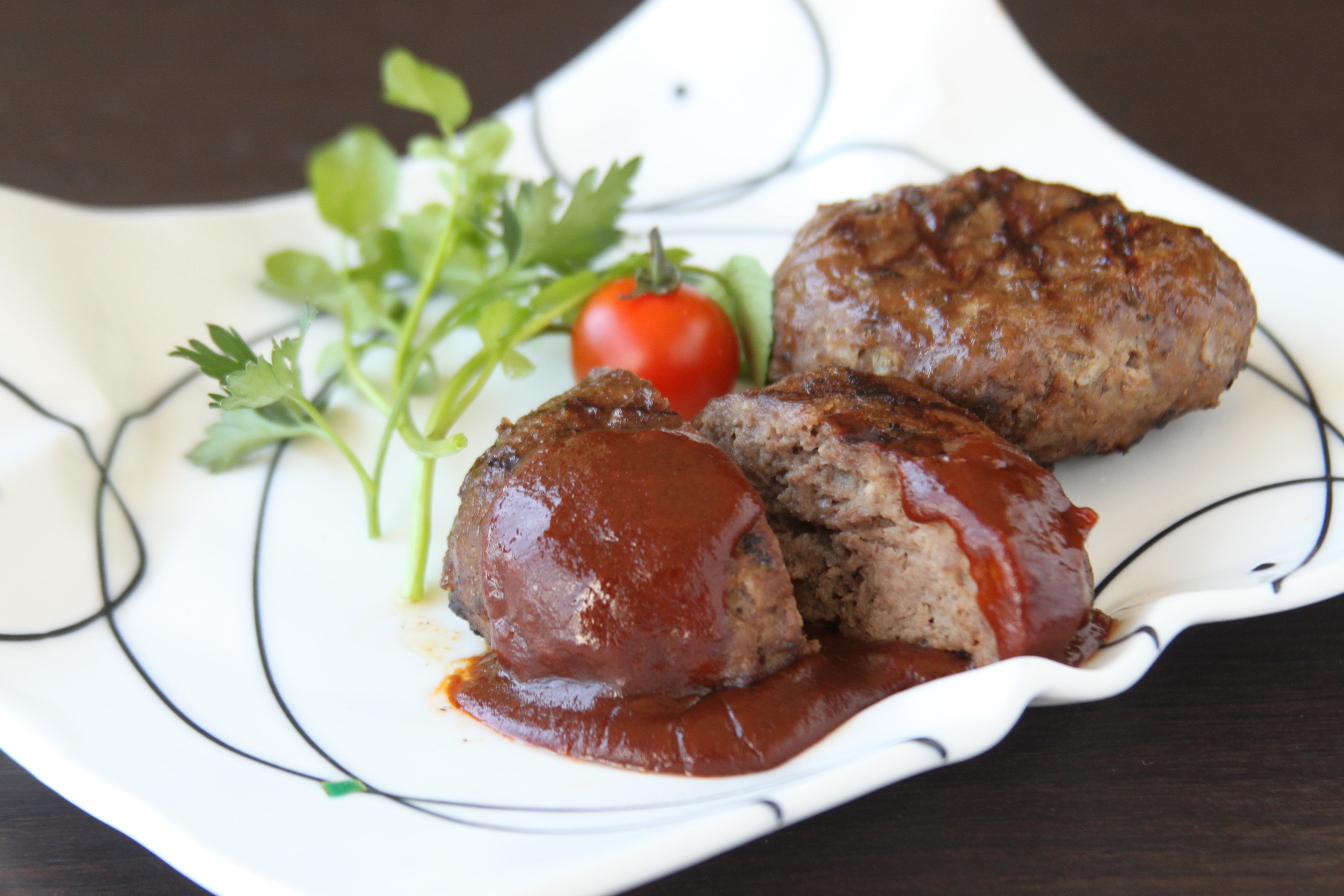 鹿児島県産黒毛和牛100％使用の「黒毛和牛ハンバーグ」