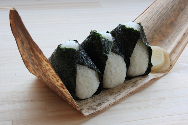 竹皮は、天然の抗菌性と通気性に優れ、時間が経っても美味しくいただけます