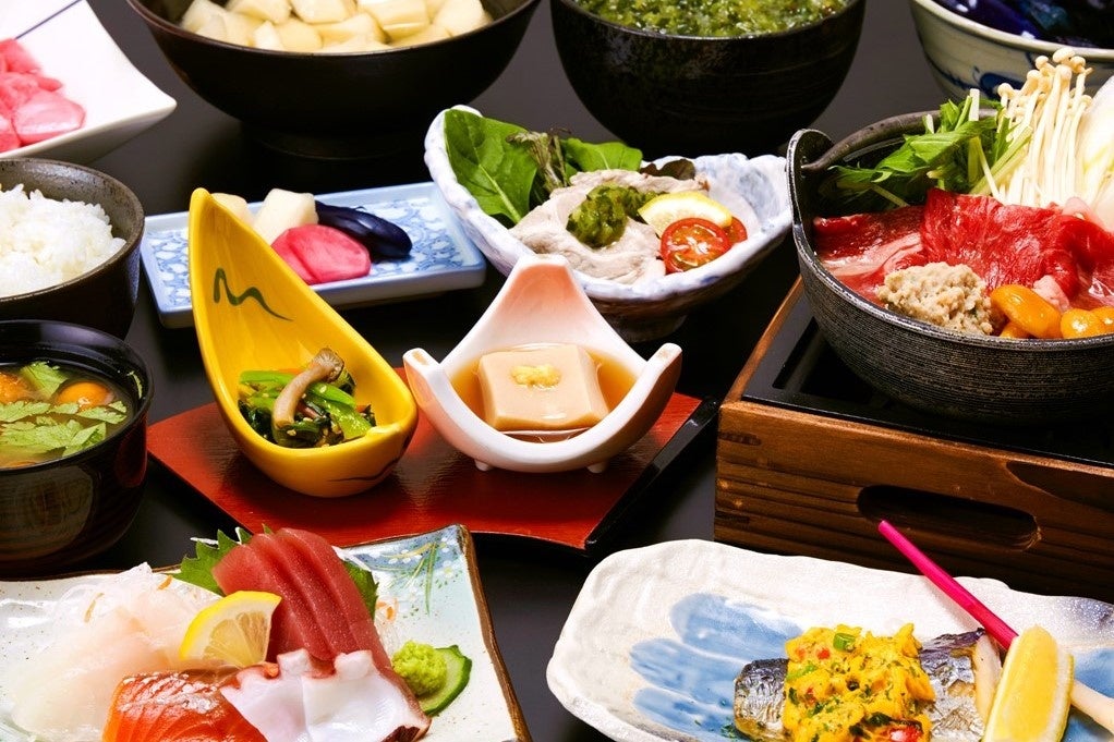 夕食には旬の食材を用いた料理が並びます