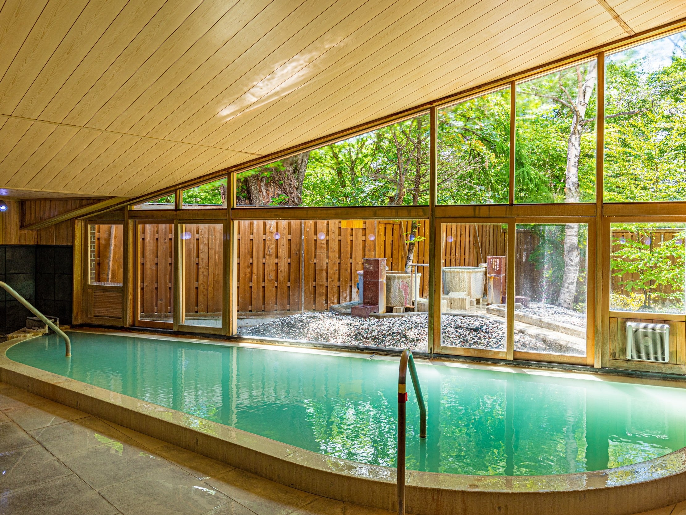 源泉掛け流しの大浴場（内湯）