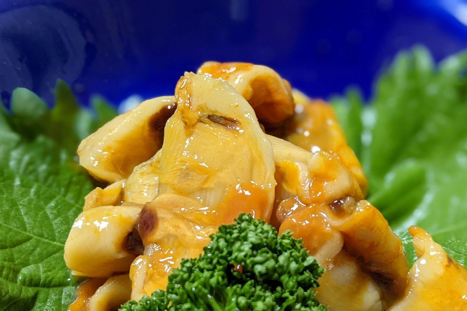 みずみずしくしたたるオレンジ色のホヤの身