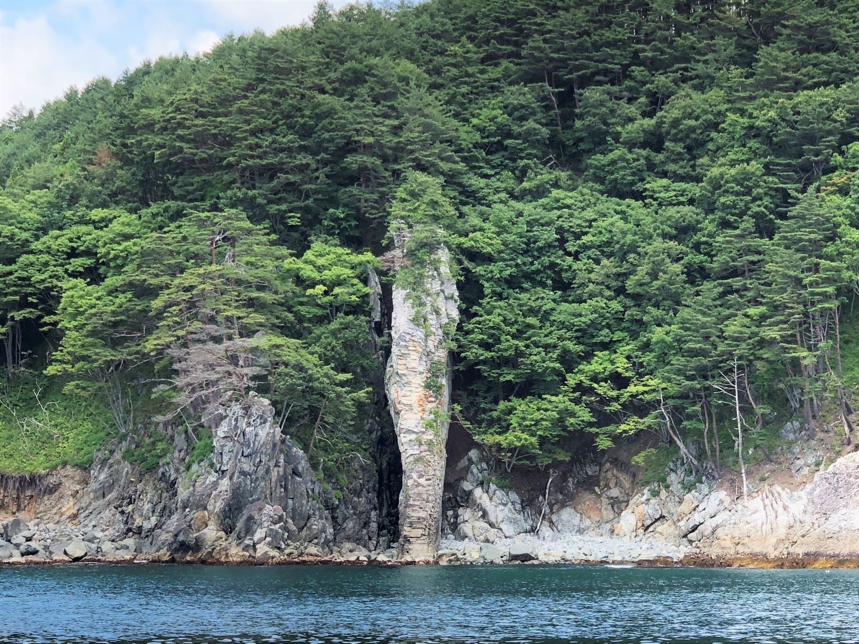 遊覧船からは、高さ約40mの巨大な「ローソク岩」を間近に観ることができます