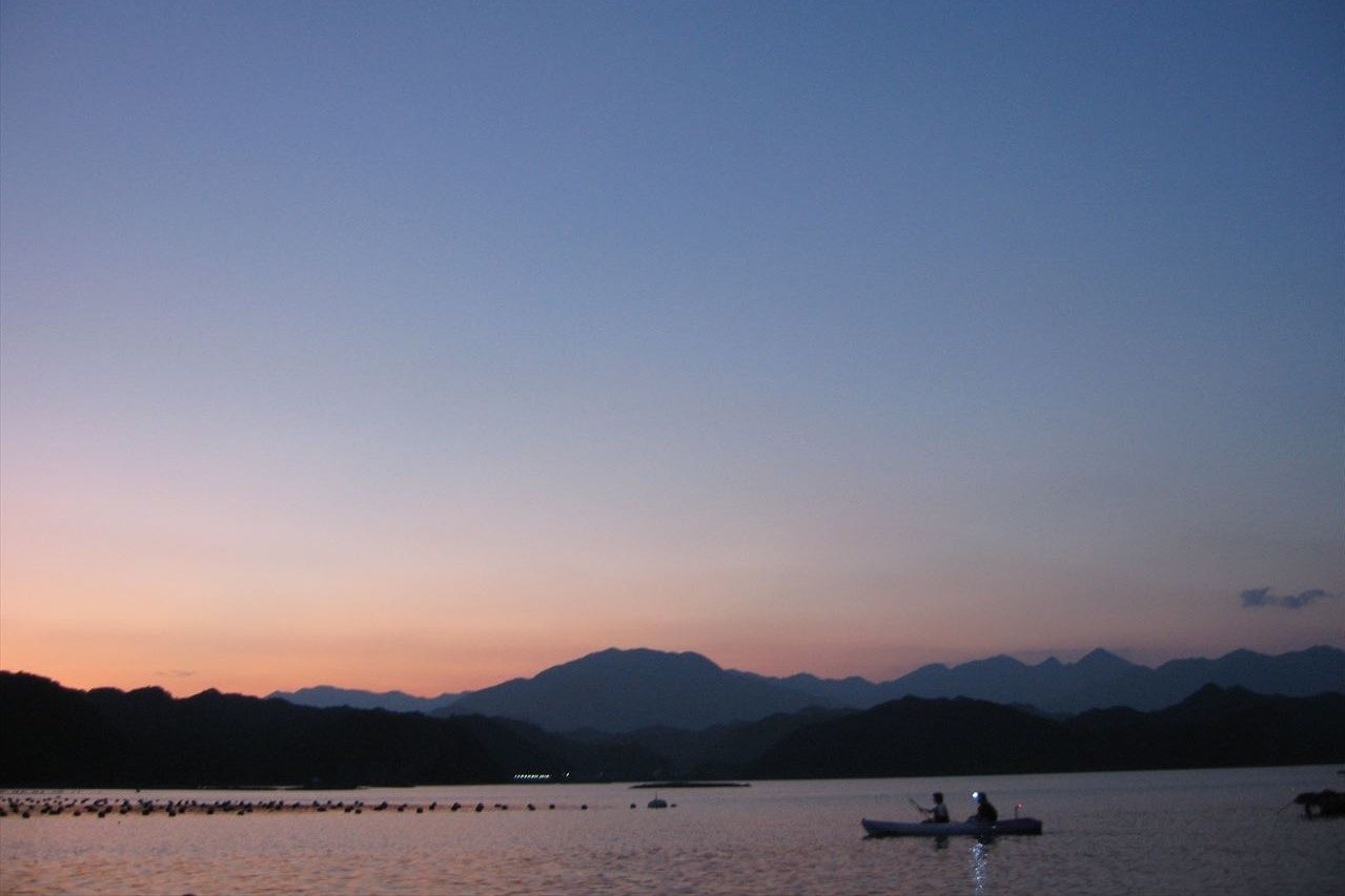 夕陽に進むナイトカヤック